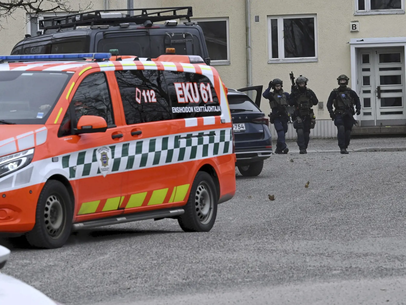 KK25 Vantaa - Na snímke policajti na mieste streľby na základnej škole Viertola vo Vantaa vo Fínsku 2. apríla 2024. Fínska polícia hlásila v utorok ráno streľbu v škole pri hlavnom meste Helsinki. Zranených je niekoľko ľudí, podozrivého polícia zadržala. FOTO TASR/AP
Police officers and vehicles at the scene of Viertola comprehensive school, in Vantaa, Finland, Tuesday, April 2, 2024. Finnish police say a number of people were wounded in a shooting at a school outside Helsinki and a suspect was