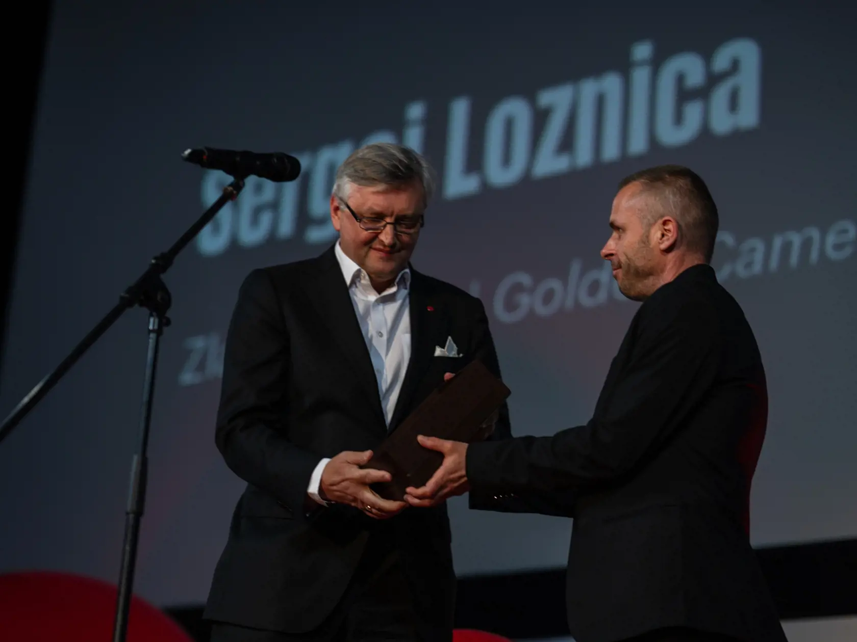 Zlatú kameru Sergejovi Loznicovi odovzdal riaditeľ festivalu Martin Palúch.