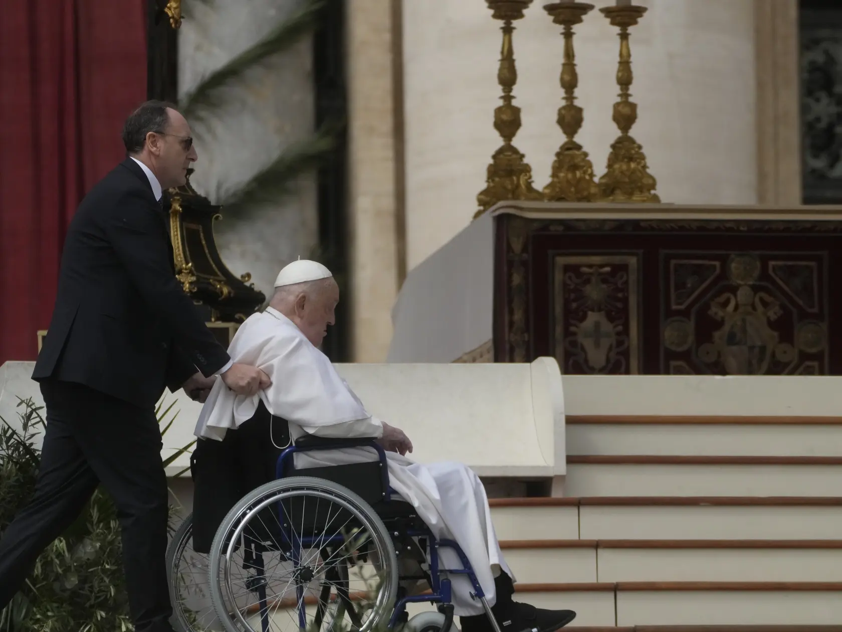 Pápež krátko zavítal na Námestie svätého Petra, po bohoslužbe zdravil veriacich.