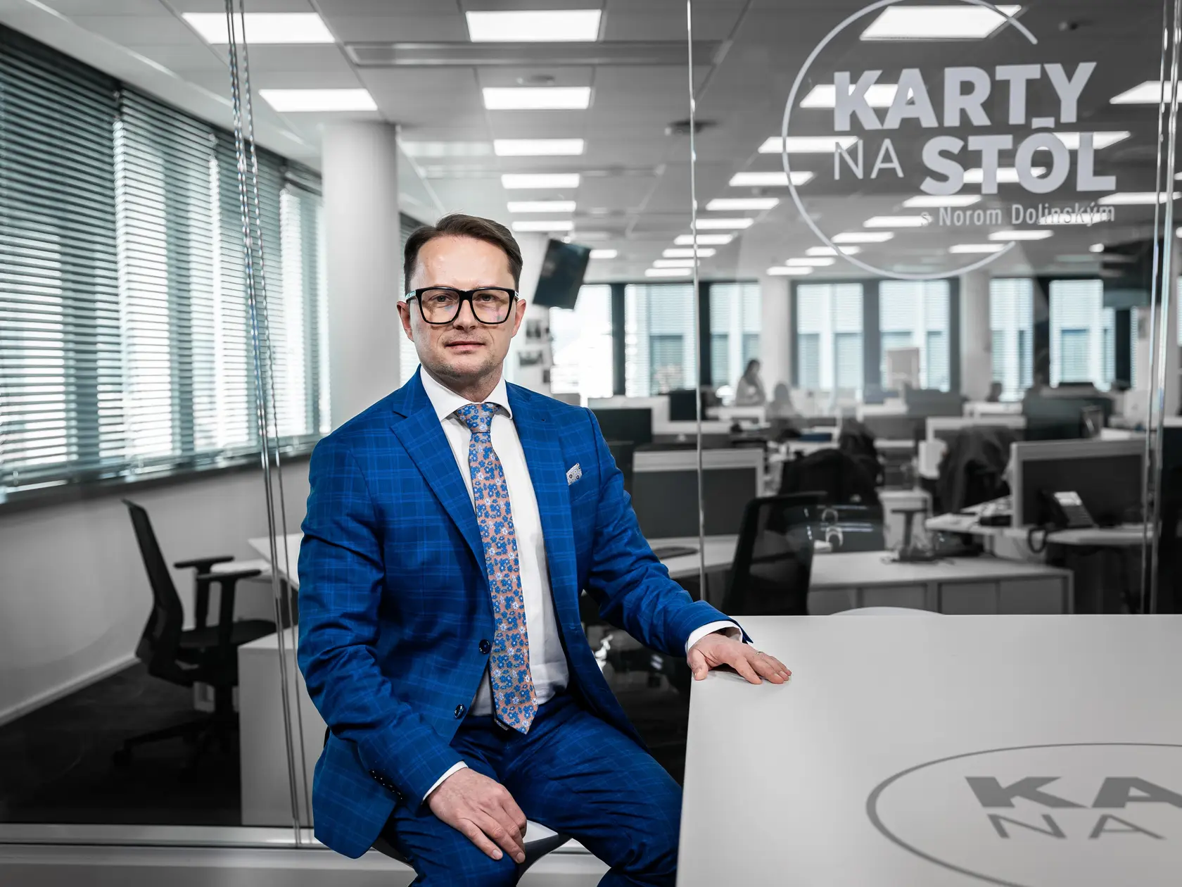 Politológ Miroslav Řádek v štúdiu Plus JEDEN DEŇ počas nakrúcania relácie Karty na stôl. Pôsobí na Katedre politológie Trenčianskej univerzity Alexandra Dubčeka.