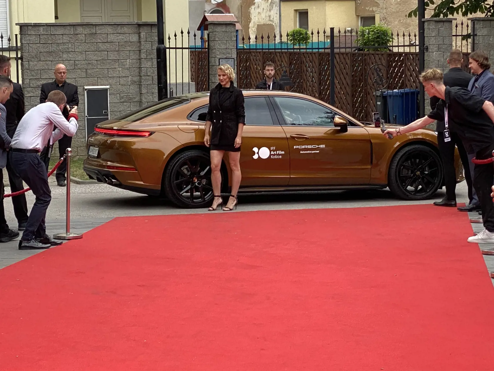 Antónia Lišková prichádza na záverečný ceremoniál Art Filmu.