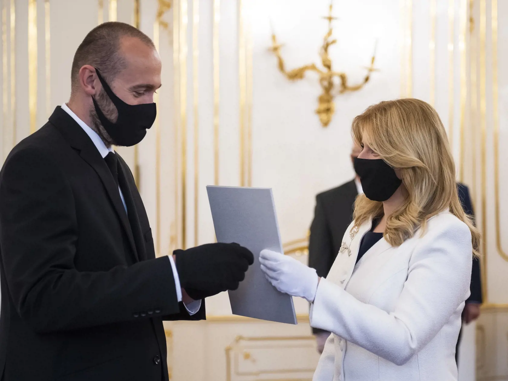 Prezidentka SR Zuzana Čaputová vymenovala do funkcie 12 nových sudcov všeobecných súdov bez časového obmedzenia. Na snímke zľava novovymenovaný sudca Filip Demo (hosťujúci sudca pre obvod Krajského súdu v Nitre) počas vymenovania prezidentkou SR Zuzanou Čaputovou (vpravo) v Prezidentskom paláci v Bratislave 1. októbra 2020. FOTO TASR - Jaroslav Novák