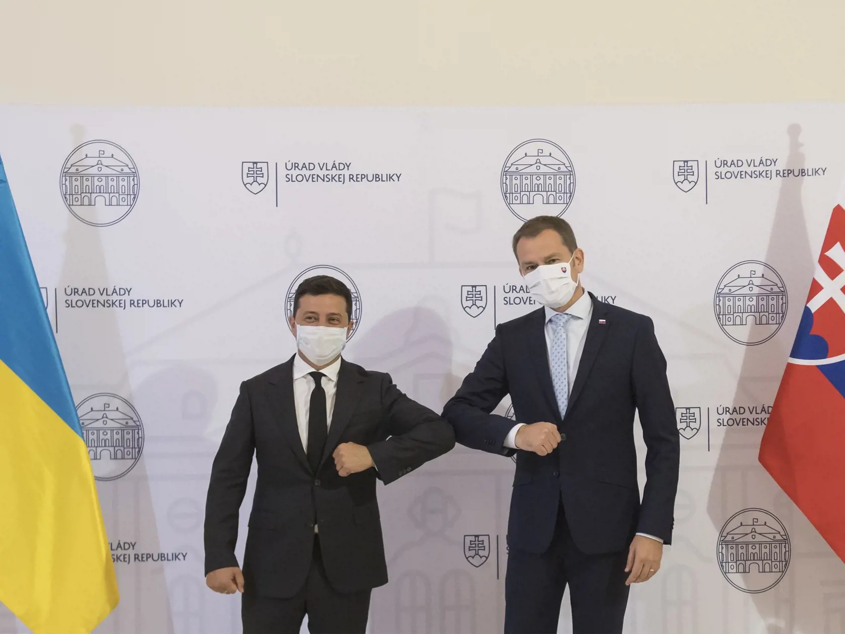 Na snímke vpravo predseda vlády SR Igor Matovič a vľavo prezident Ukrajiny Volodymyr Zelenskyj počas stretnutia 24. septembra 2020 v Bratislave. FOTO TASR - Martin Baumann
