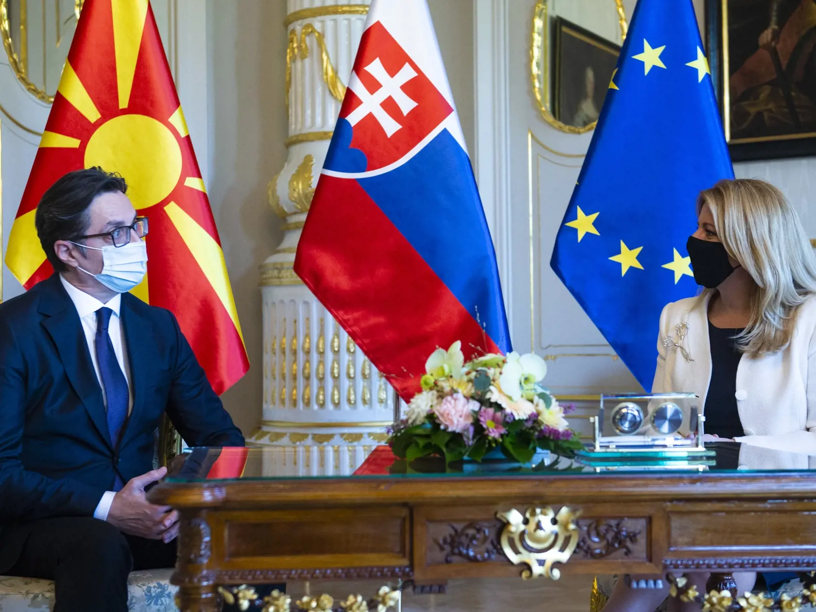 Na snímke prezidentka SR Zuzana Čaputová a prezident Severného Macedónska Stevo Pendarovski počas prijatia v Prezidentskom paláci 8. októbra 2020 v Bratislave. FOTO TASR - Jakub Kotian