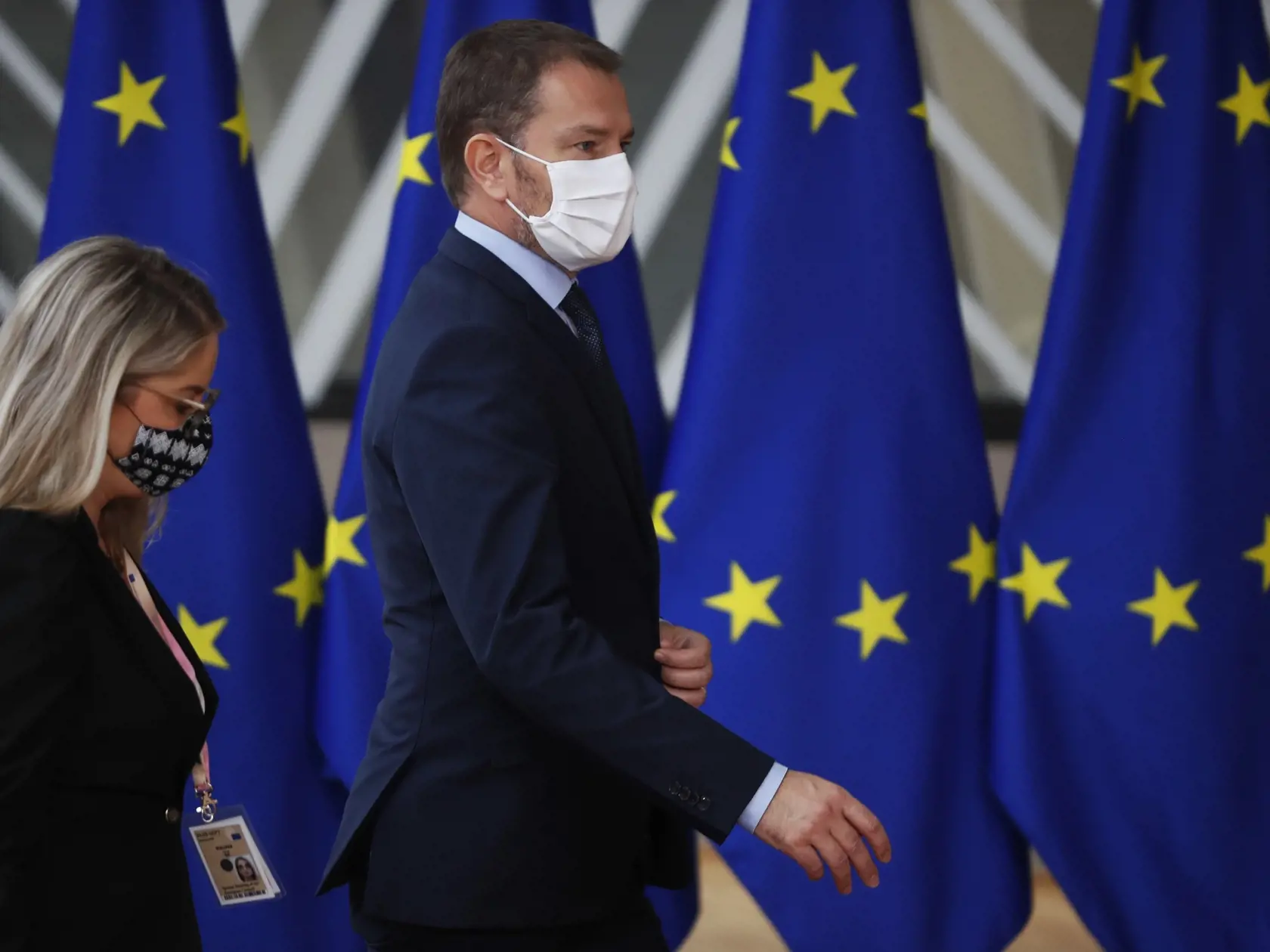 JB 1 Brusel - Premiér SR Igor Matovič (vpravo) prichádza na summit EÚ v sídle Európskej rady v Bruseli 1. októbra 2020. Predstavitelia EÚ budú rokovať o zahraničných záležitostiach, najmä o vzťahoch s Tureckom a o situácii vo východnom Stredozemí. Zaoberať sa budú aj vzťahmi s Čínou a situáciou v Bielorusku. Témou bude aj jednotný trh a digitálna transformácia. FOTO TASR/AP


Slovakia's Prime Minister Igor Matovic, right, arrives for an EU summit at the European Council building in Brussels, Thu