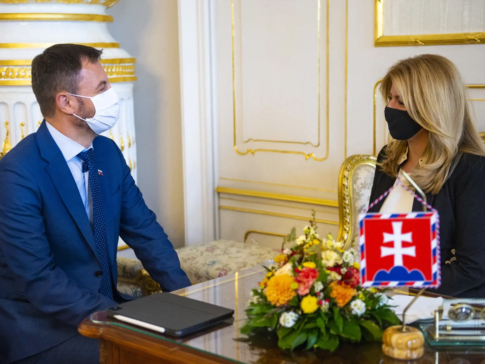 Na snímke minister financií SR Eduard Heger (OĽaNO) a prezidentka SR Zuzana Čaputová počas prijatia v Prezidentskom paláci 28. septembra 2020 v Bratislave. FOTO TASR - Jakub Kotian