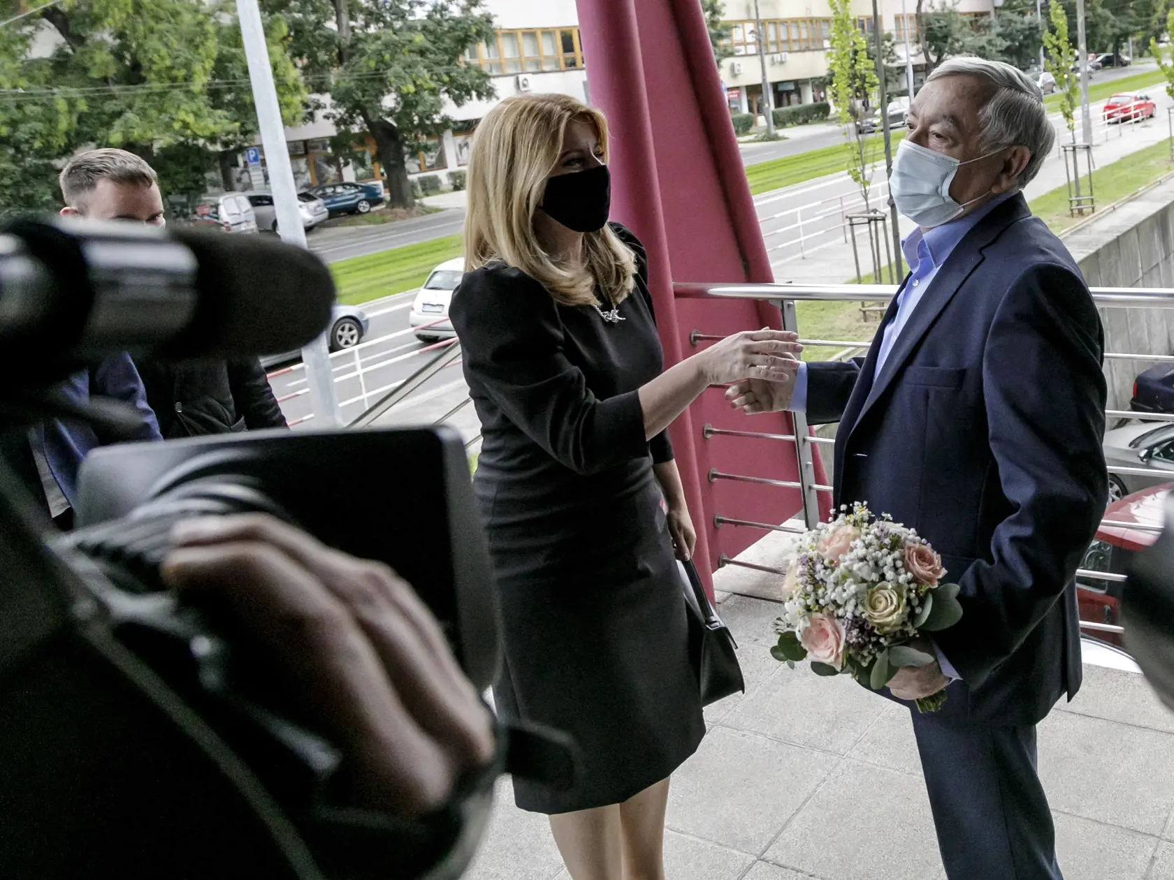 Na snímke zľava prezidentka SR Zuzana Čaputová a riaditeľ Radošinského naivného divadla (RND) Stanislav Štepka počas návštevy divadla a stretnutia s členmi súboru v Bratislave 7. októbra 2020. FOTO TASR - Dano Veselský