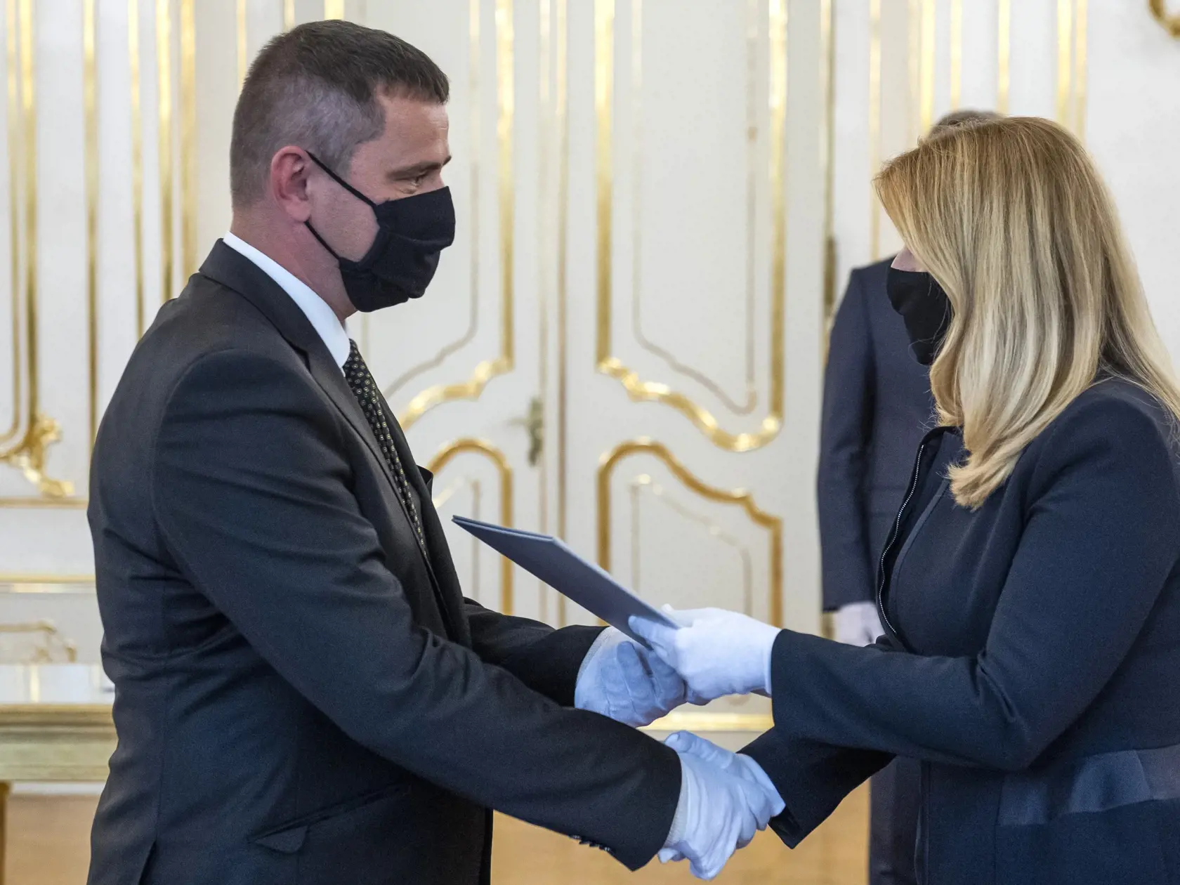 Na snímke zľava Robert Šorl počas jeho vymenovania za sudcu Ústavného súdu SR prezidentkou SR Zuzanou Čaputovou v Prezidentskom paláci 30. septembra 2020 v Bratislave. FOTO TASR - Jaroslav Novák