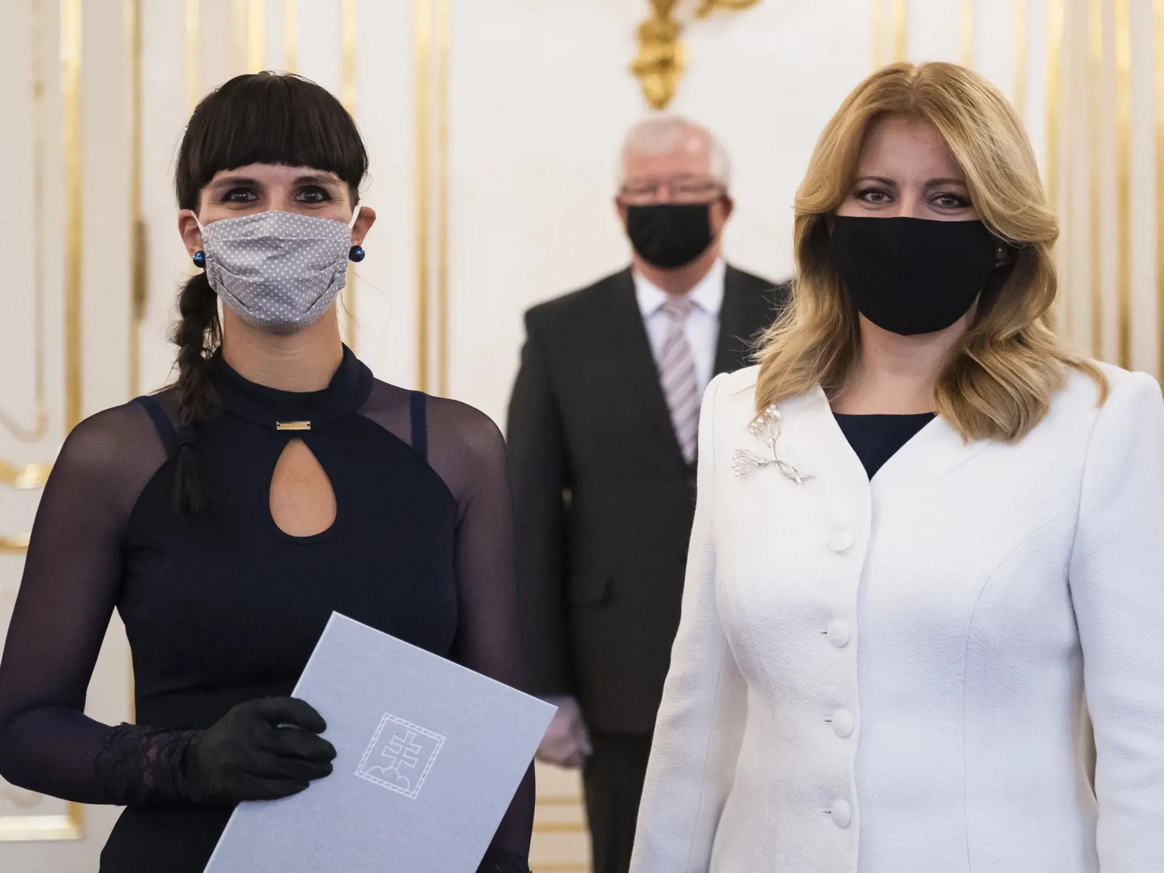Prezidentka SR Zuzana Čaputová vymenovala do funkcie 12 nových sudcov všeobecných súdov bez časového obmedzenia. Na snímke zľava novovymenovaná sudkyňa Katarína Zdechovanová (Okresný súd Banská Bystrica) počas vymenovania prezidentkou SR Zuzanou Čaputovou v Prezidentskom paláci, uprostred predseda Súdnej rady SR Ján Mazák v Bratislave 1. októbra 2020. FOTO TASR - Jaroslav Novák