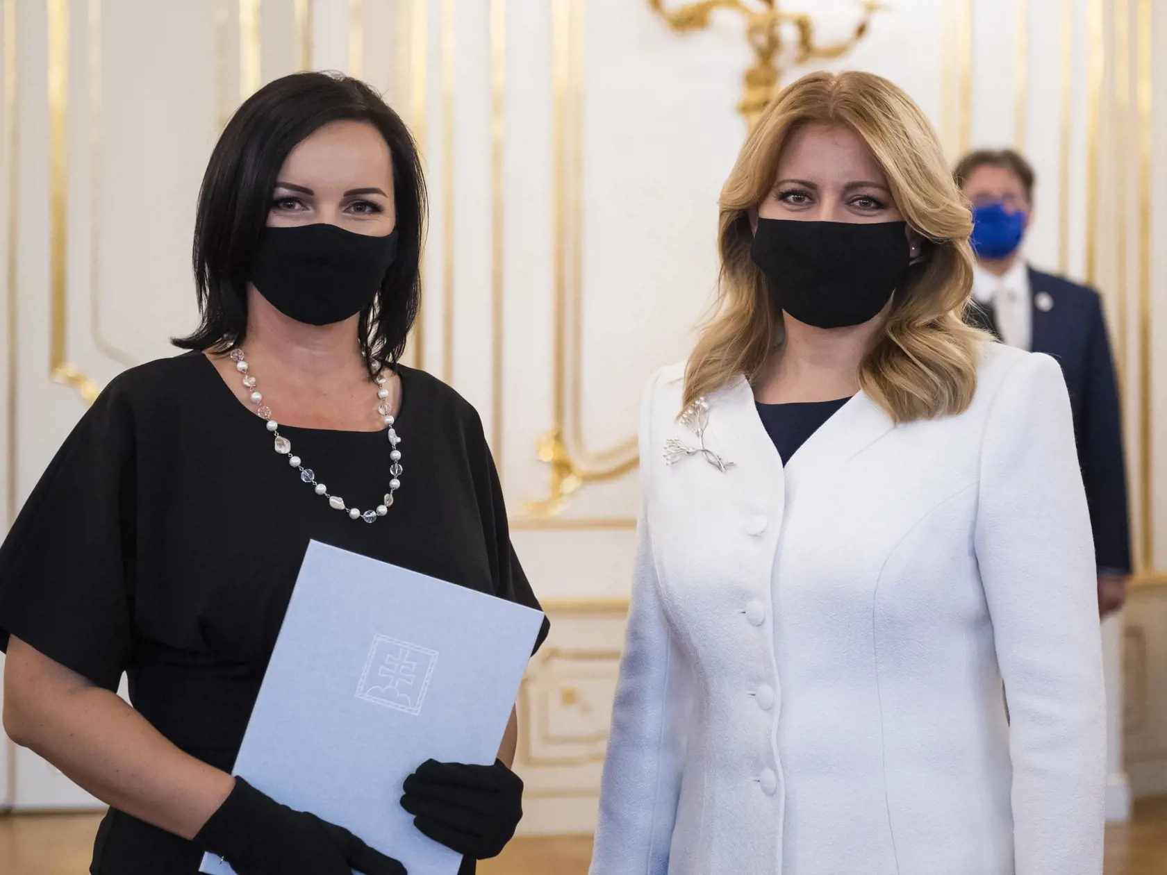 Prezidentka SR Zuzana Čaputová vymenovala do funkcie 12 nových sudcov všeobecných súdov bez časového obmedzenia. Na snímke novovymenovaná sudkyňa Alexandra Čerňanská Pindejová (Okresný súd Bánovce nad Bebravou) počas vymenovania prezidentkou SR Zuzanou Čaputovou (vpravo) v Prezidentskom paláci v Bratislave 1. októbra 2020. FOTO TASR - Jaroslav Novák