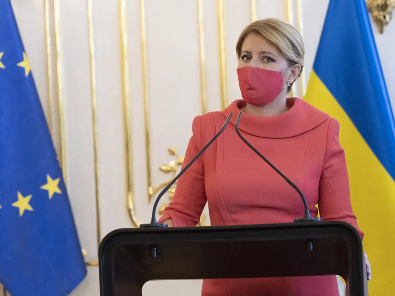 Na snímke vľavo prezident Ukrajiny Volodymyr Zelenskyj a vpravo prezidentka SR Zuzana Čaputová počas tlačovej konferencie po ich stretnutí v Prezidentskom paláci 24. septembra 2020 v Bratislave. FOTO TASR - Pavel Neubauer

