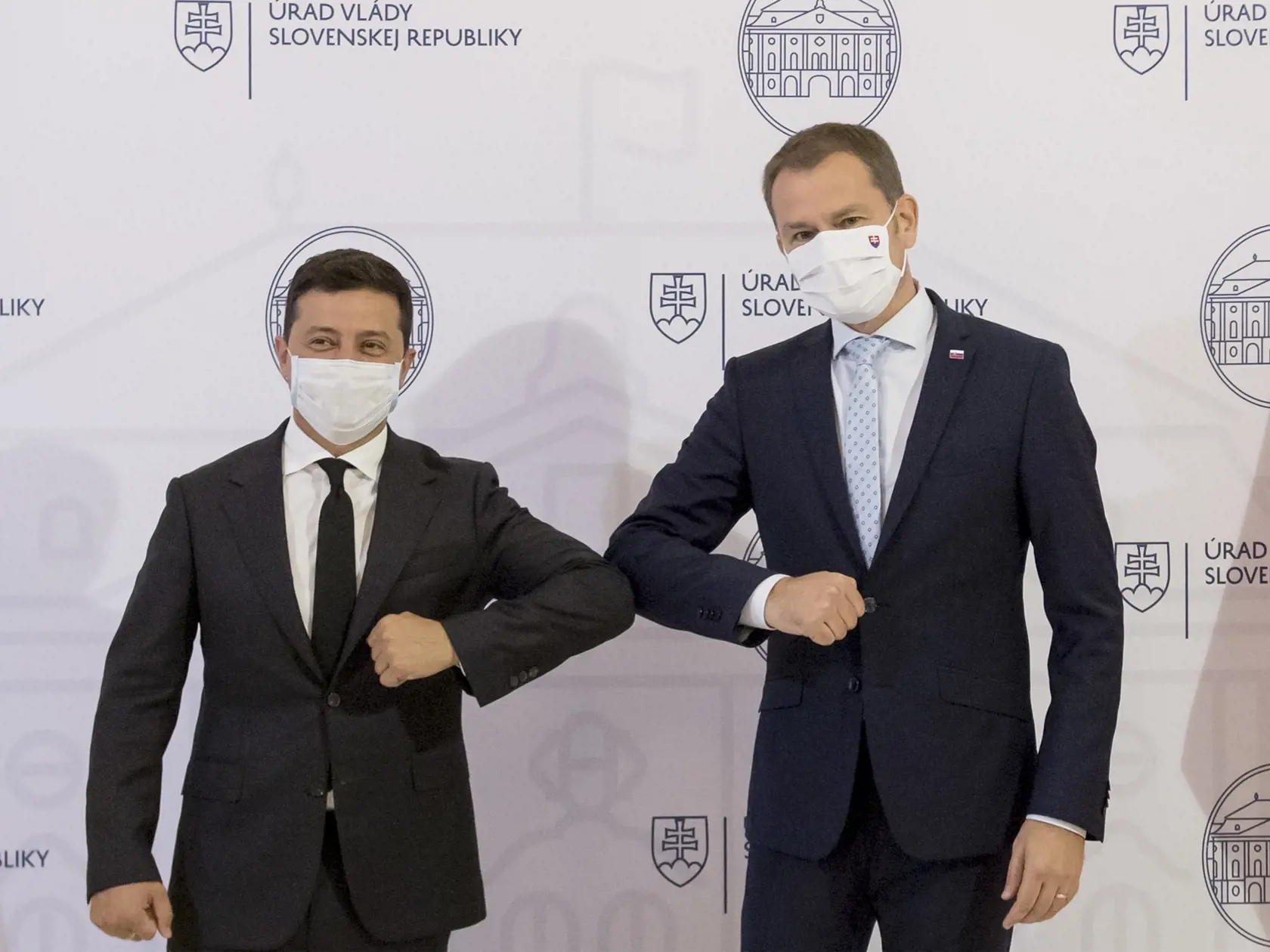 Na snímke vpravo predseda vlády SR Igor Matovič a vľavo prezident Ukrajiny Volodymyr Zelenskyj počas stretnutia 24. septembra 2020 v Bratislave. FOTO TASR - Martin Baumann
