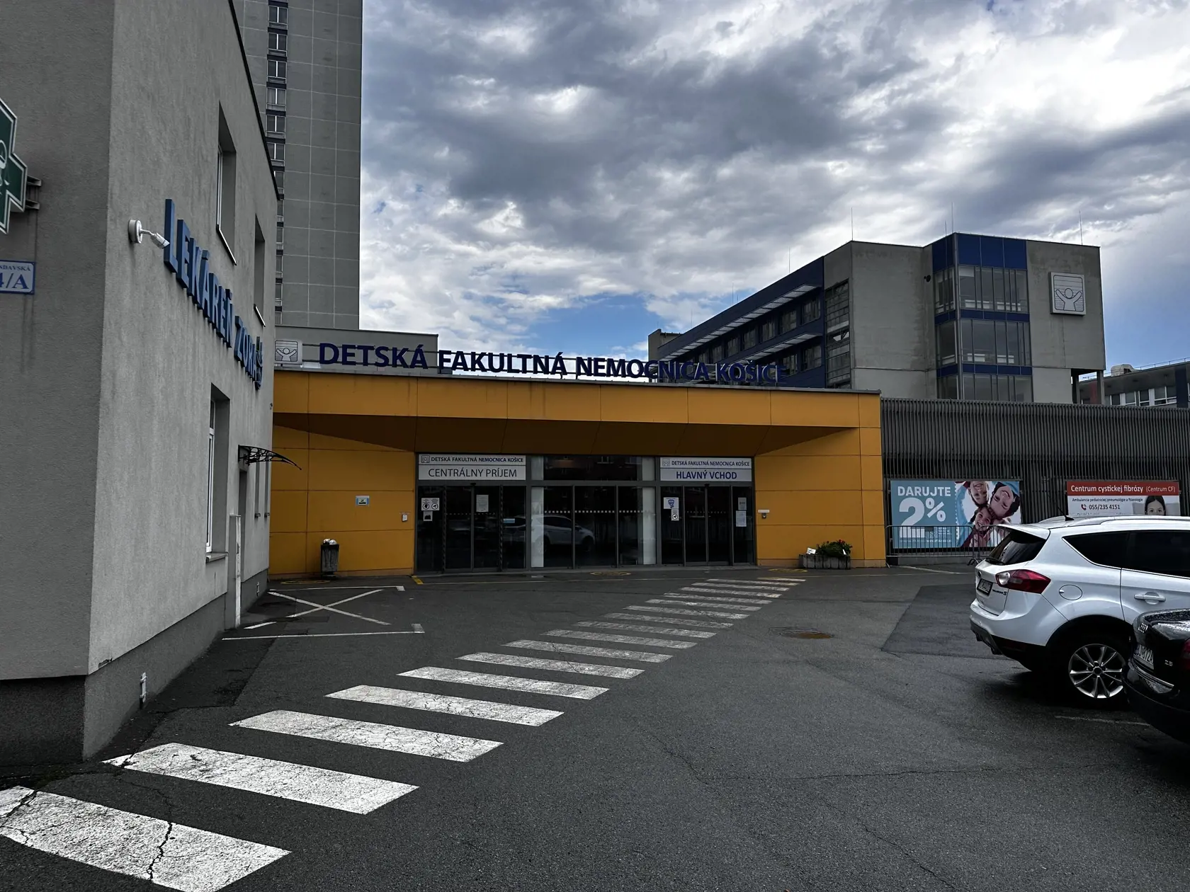 DFN sa dlhodobo usiluje o nadstavbu k svojej budove, aby si nemuseli prenajímať priestory v UNLP. Majú už vypracovanú aj projektovú dokumentáciu.