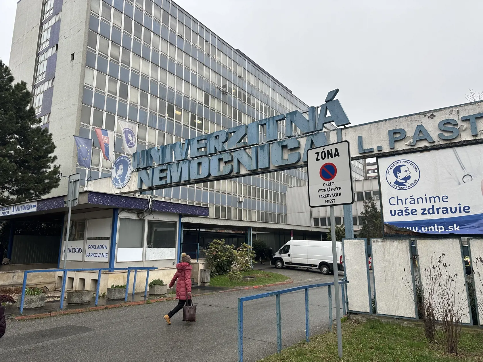 Podľa viacerých svedectiev medzi evakuovanými neboli predčasné narodené deti zo 16. poschodia.