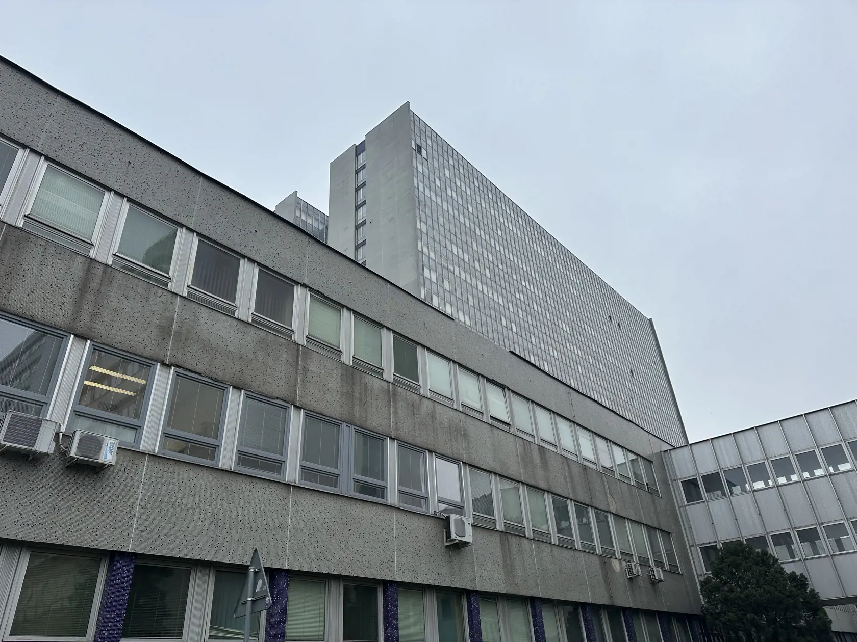 Siedmi pacienti z psychiatrickej kliniky boli kvôli nadýchaniu sa splodinami a kvôli hyperbarii prevezení do nemocnice Košice - Šaca.
