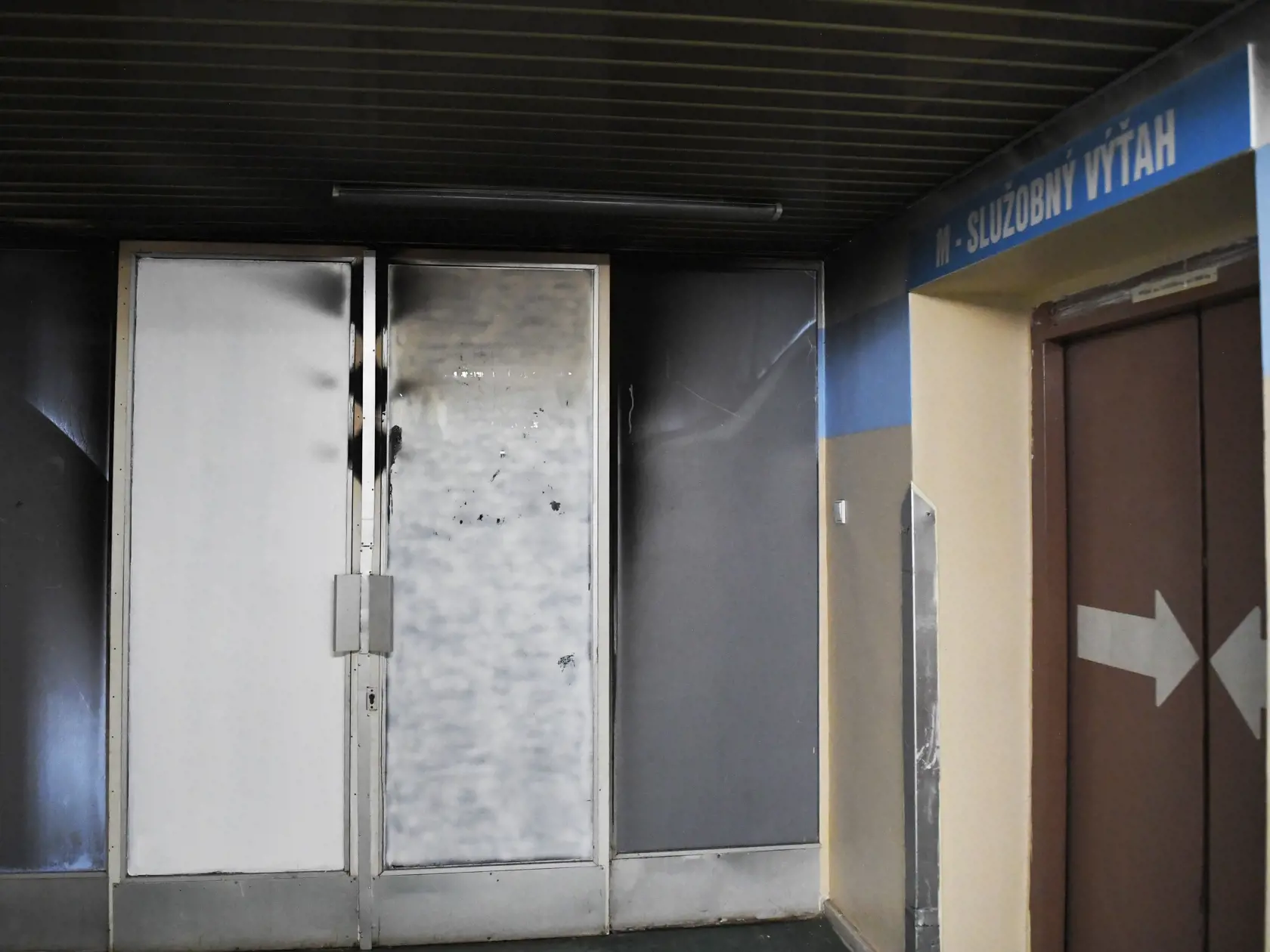 Nemocnica však poobede tvrdenia svojho riaditeľa poopravila a uviedla, že evakuovaných bolo aj sedemnásť novorodencov zo 17. poschodia. „Náš personál odborne pristúpil k riešeniu mimoriadnej situácie a týchto pacientov umiestnil do bezpečia,“ uviedla hovorkyňa nemocnice Ladislava Šustová.