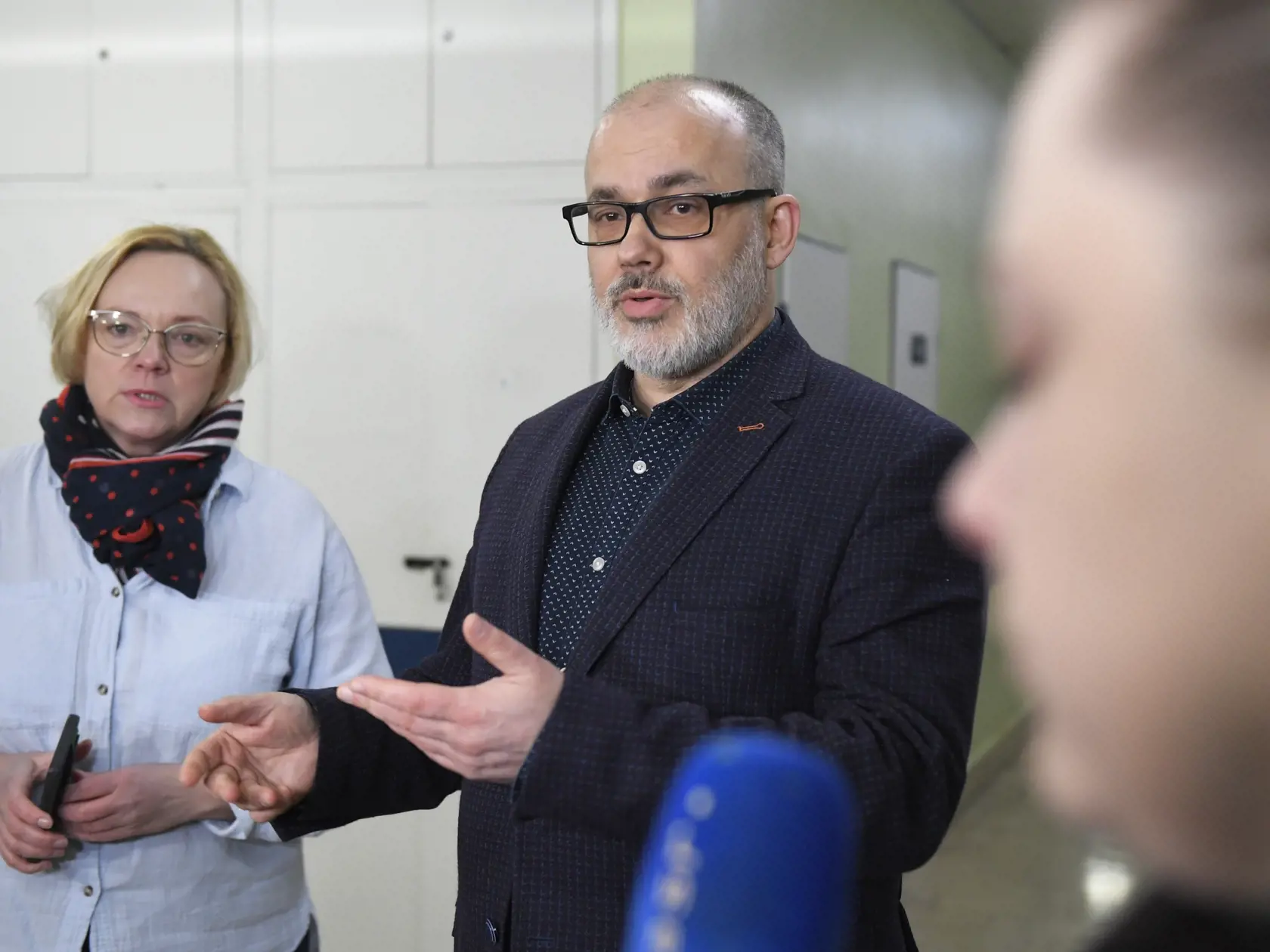 Riaditeľ UNLP Ľuboslav Beňa pred médiami vo štvrtok vystúpil s tým, že všetko bolo v poriadku. „Evakuácia neznamená vytváranie chaosu a paniky. Postupovali sme racionálne a presne. Bol som tu celú noc, viem, že to nebolo také vyhrotené, že by bolo nutné vytvárať paniku v celej budove.“