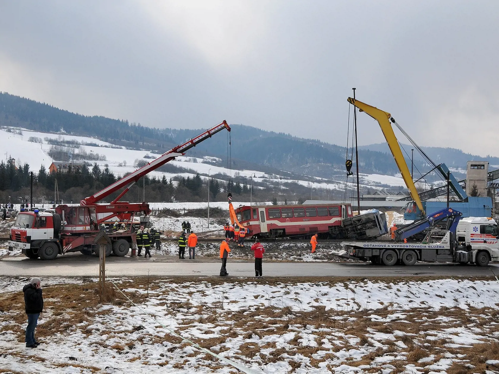 Vána dopravná nehoda autobusu a vlaku sa stala 21. februára 2009 v obci Polomka na Horehroní. K havarovanému vlaku a autobusu u dorazili viaceré eriavy a ïalia aká technika. FOTO TASR - Michal Svítok *** Local Caption *** bánovskí bebravskobánovskí cestujúci ¾udské ivoty lyiarsky zájazd màtvi zranení