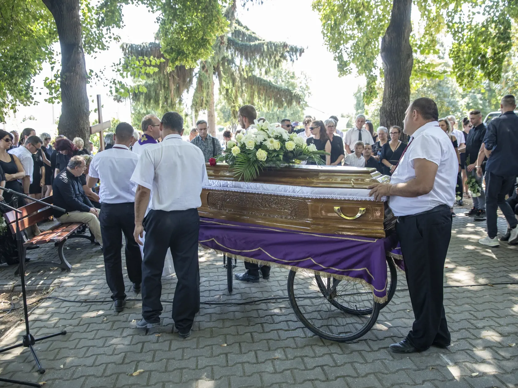 Na snímke je pohreb mladej ženy v Štúrove. Hádzanárke Cyntii, ktorú našli zabalenú v igelite, dnes povedali posledné zbohom.