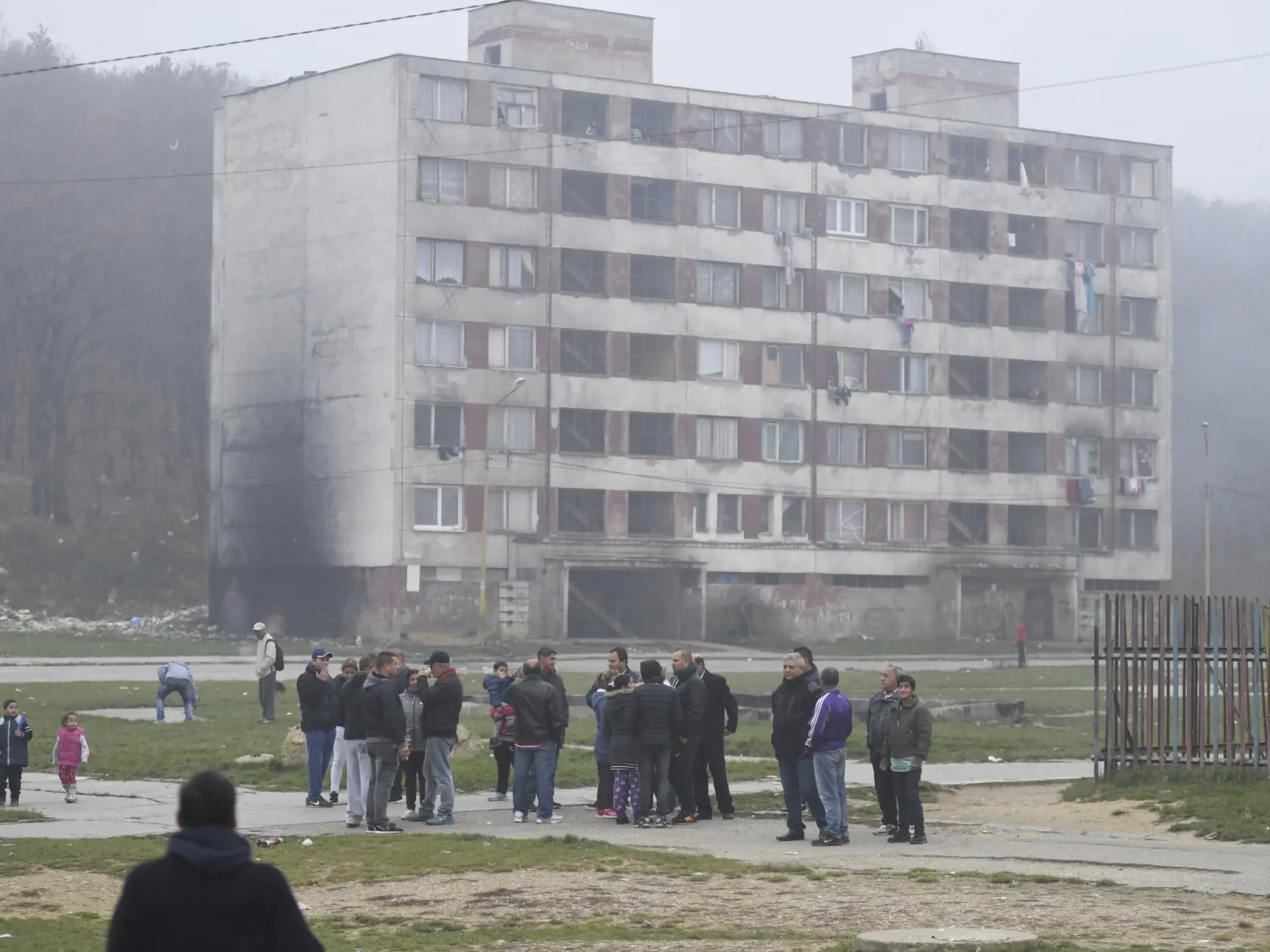 Rómovia na rómskom sídlisku Lunik IX v Košiciach počas komunálnych volieb 2018.
