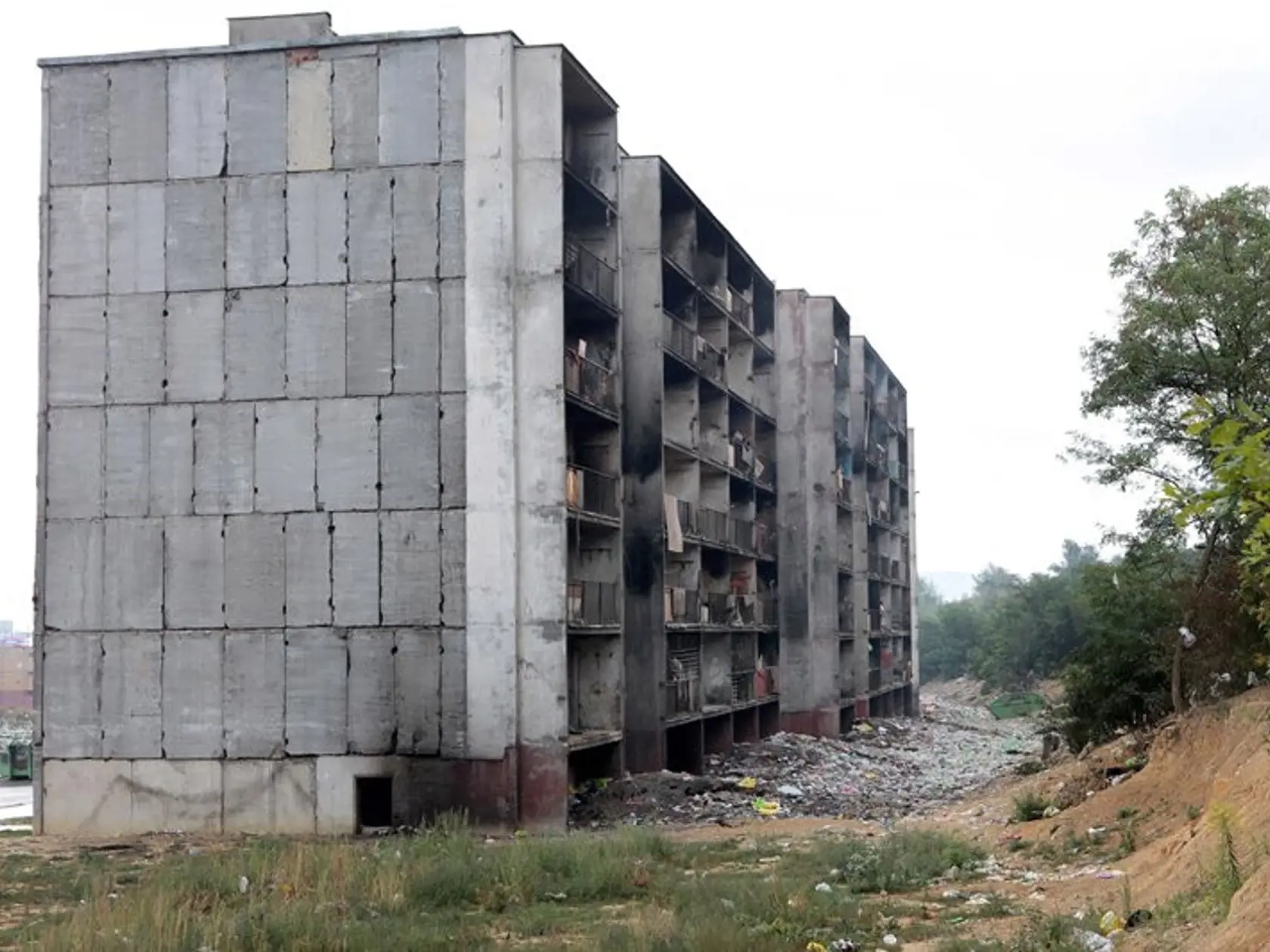 Bytovky na Luniku IX sú v dezolátnom stave. Domáci však zodpovednosť odmietajú.