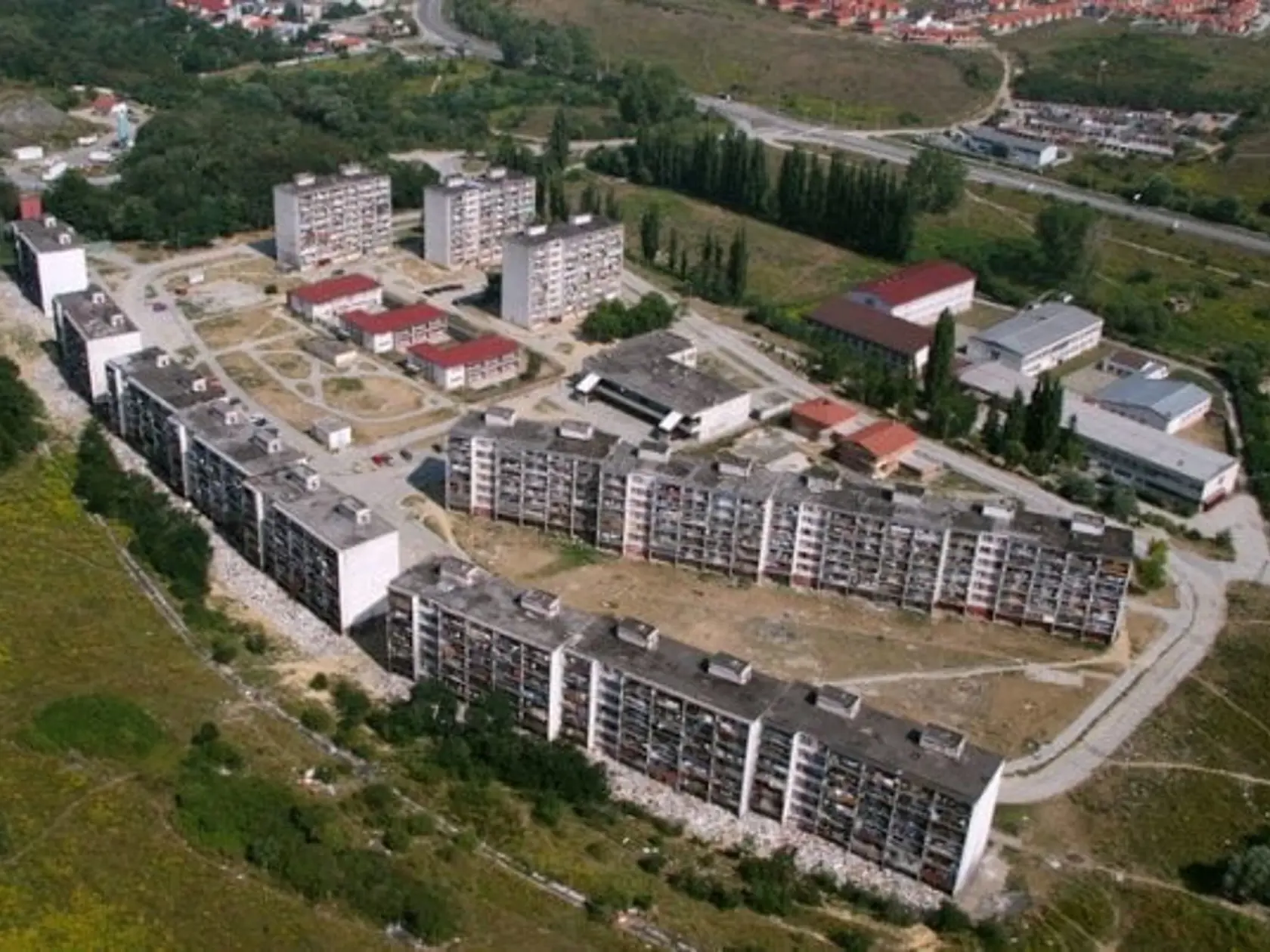 Pohľad na Lunik IX keď tam ešte stáli všetky paneláky