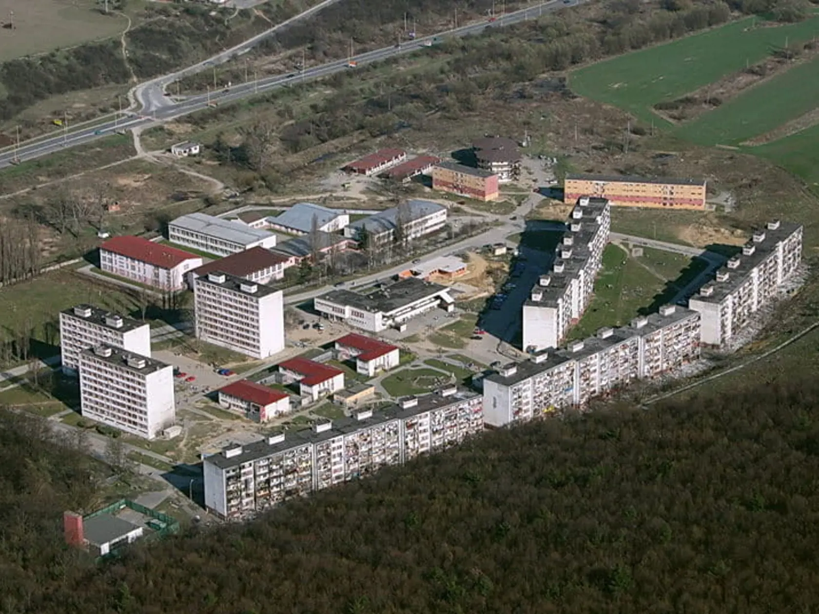 Pohľad na Lunik IX keď tam ešte stáli všetky paneláky