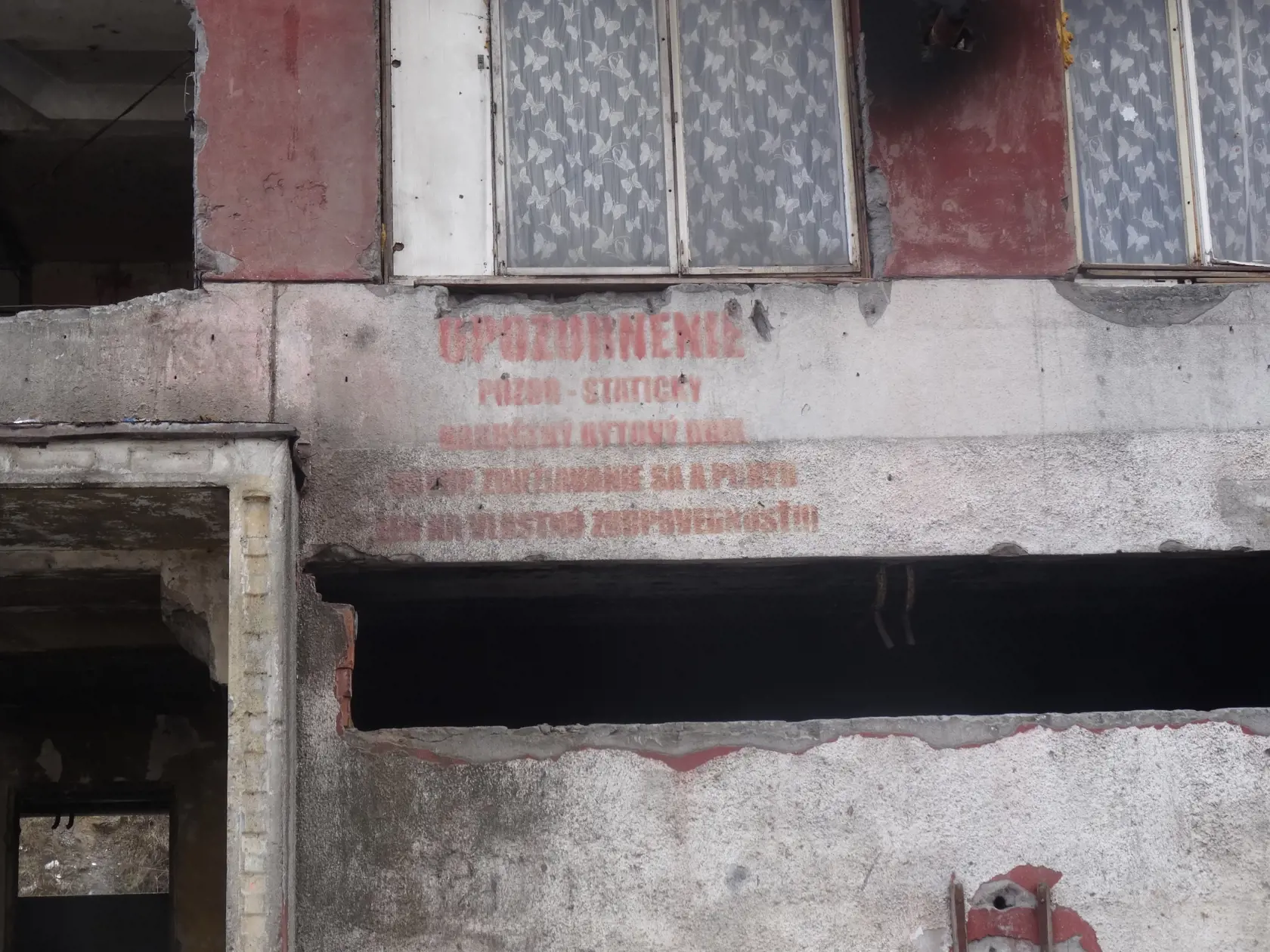 Ani oznámenie o narušenej statike budovy nebráni Rómom, aby sa do nej nasťahovali.