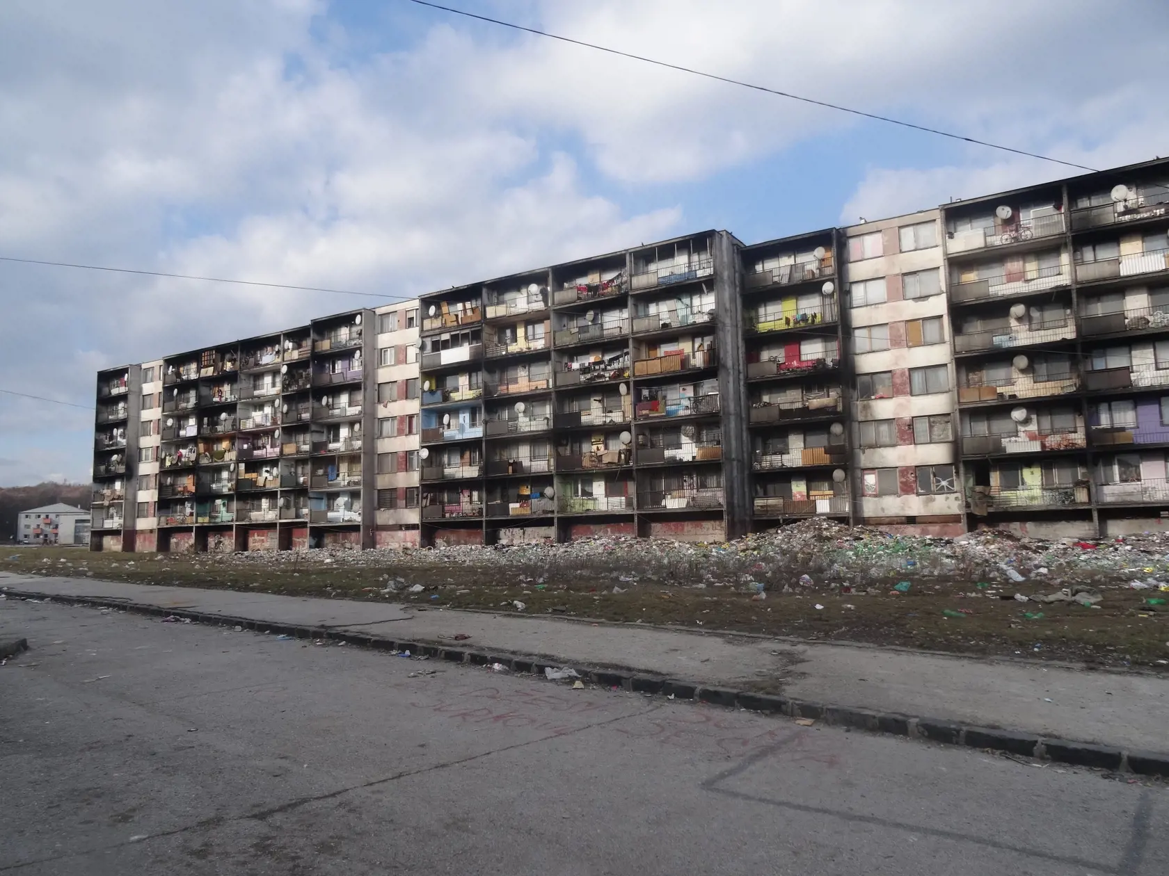 Neporiadok pod blokmi  domácich nevyrušuje. Upratali by ho, ale podľa ich slov,  nie zadarmo.