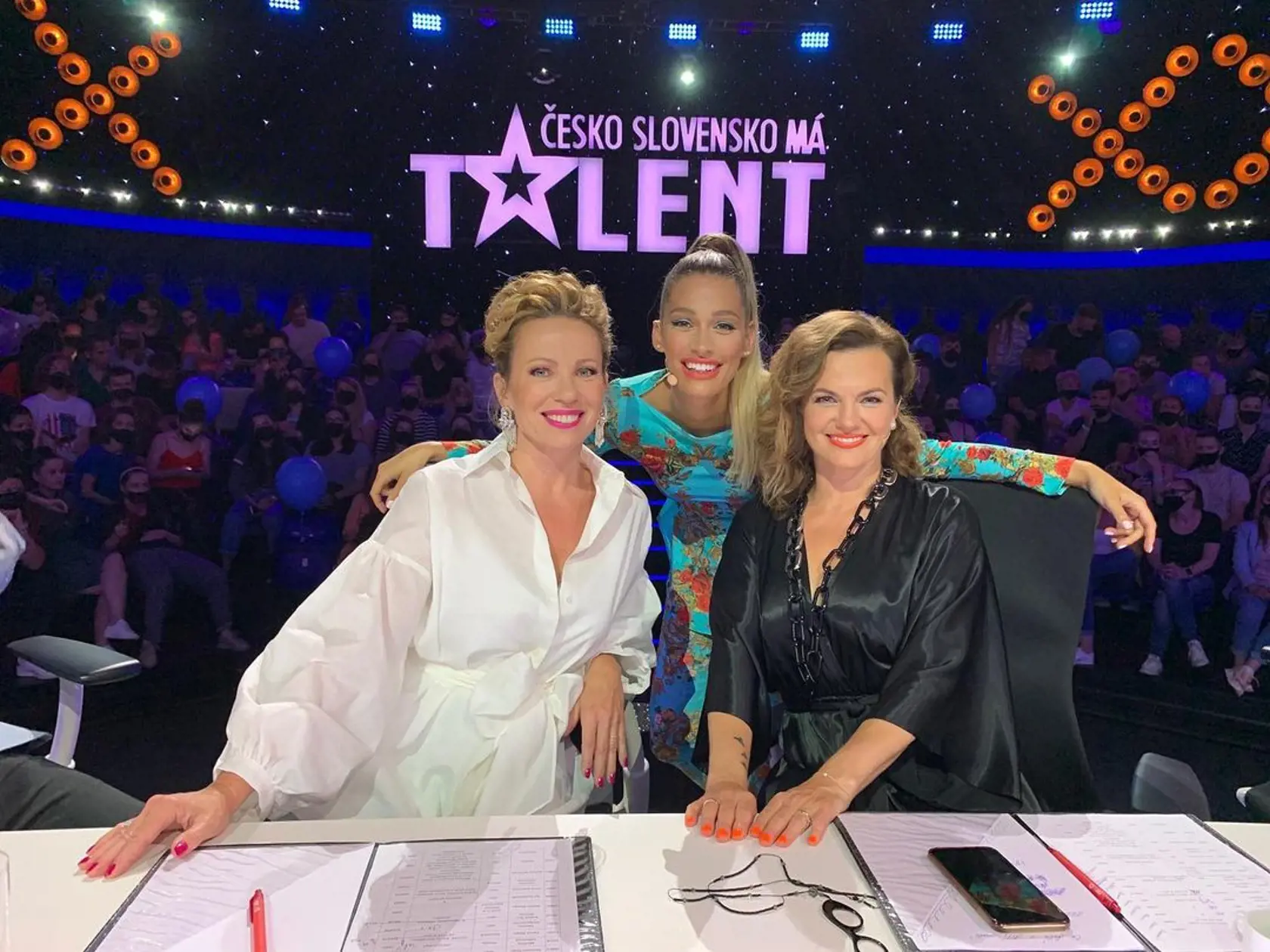 Jasmina ako moderátorka šou Česko Slovensko má talent.