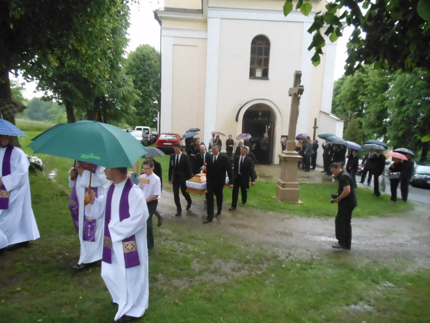 Pohreb Václavy (†20), uložili ju do hrobu jej starých rodičov.