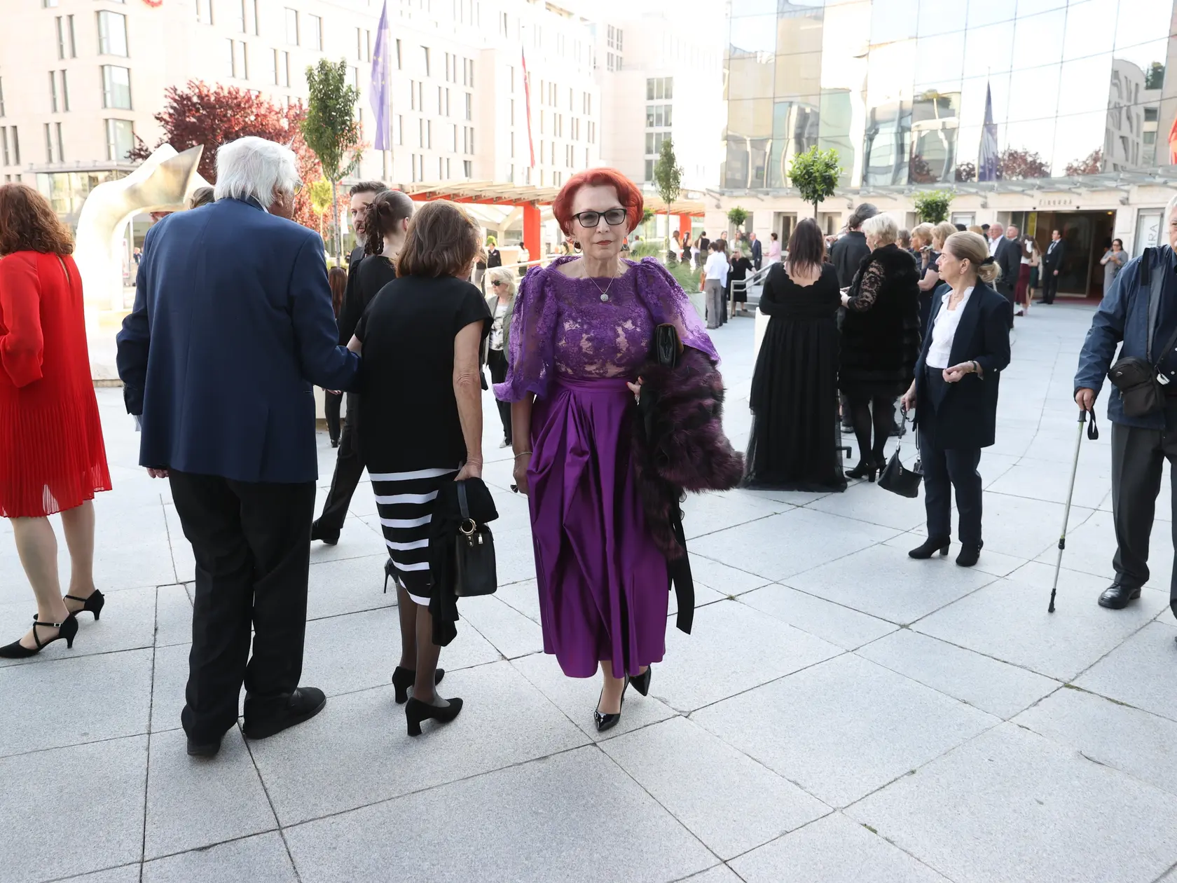 Kým pred divadlom protestuje dav ľudí, hostia pokojne prichádzajú na koncert Anny Netrebko.