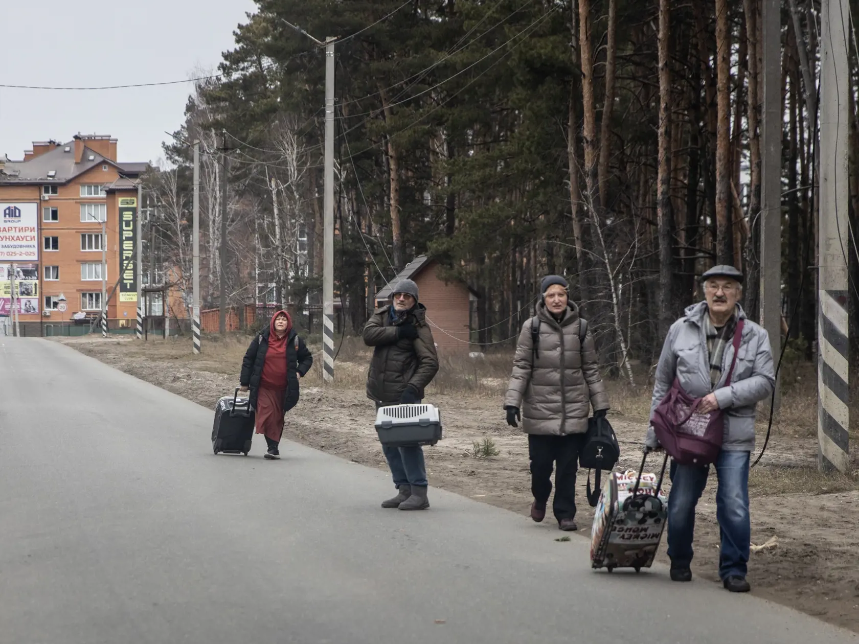 Evakuácia obyvateľov a mŕtvi civilisti v mestečku Irpiň neďaleko Kyjeva.