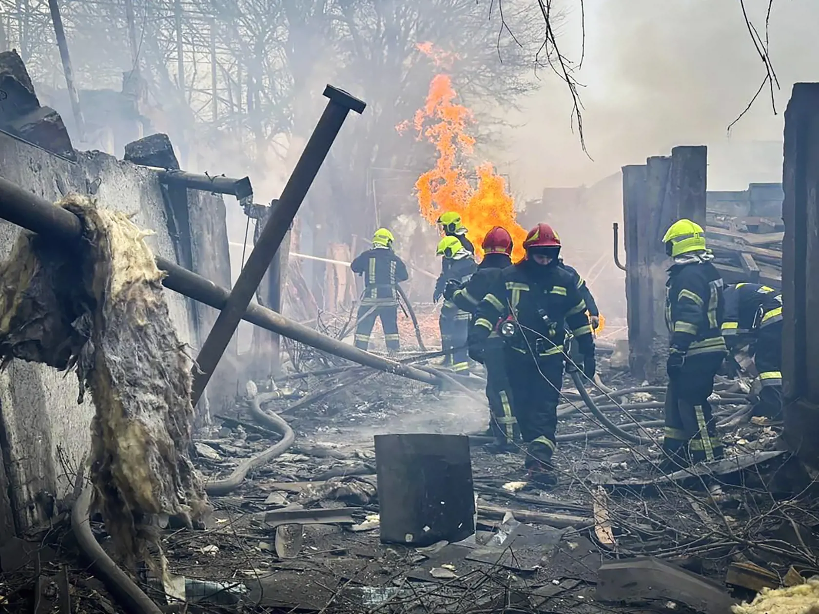 Záchranári zasahujú poi útoku ruskej armády v meste Odesa na juhu Ukrajiny v piatok 15. marca 2024.
