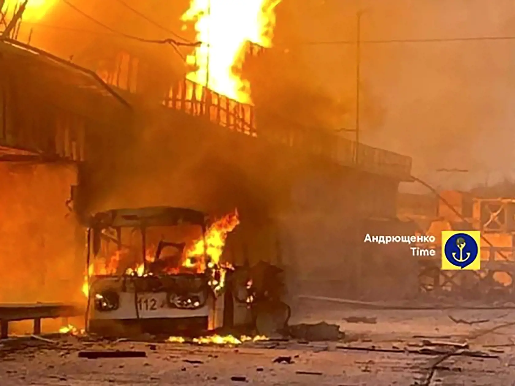 Na snímke, ktorú poskytol starosta meste Mariupol Petro Andruščenko, trolejbus horí po zásahu ruskou strelou v areáli vodnej elektrárne  v ukrajinskom meste Dnipro v piatok 22. marca 2024.
