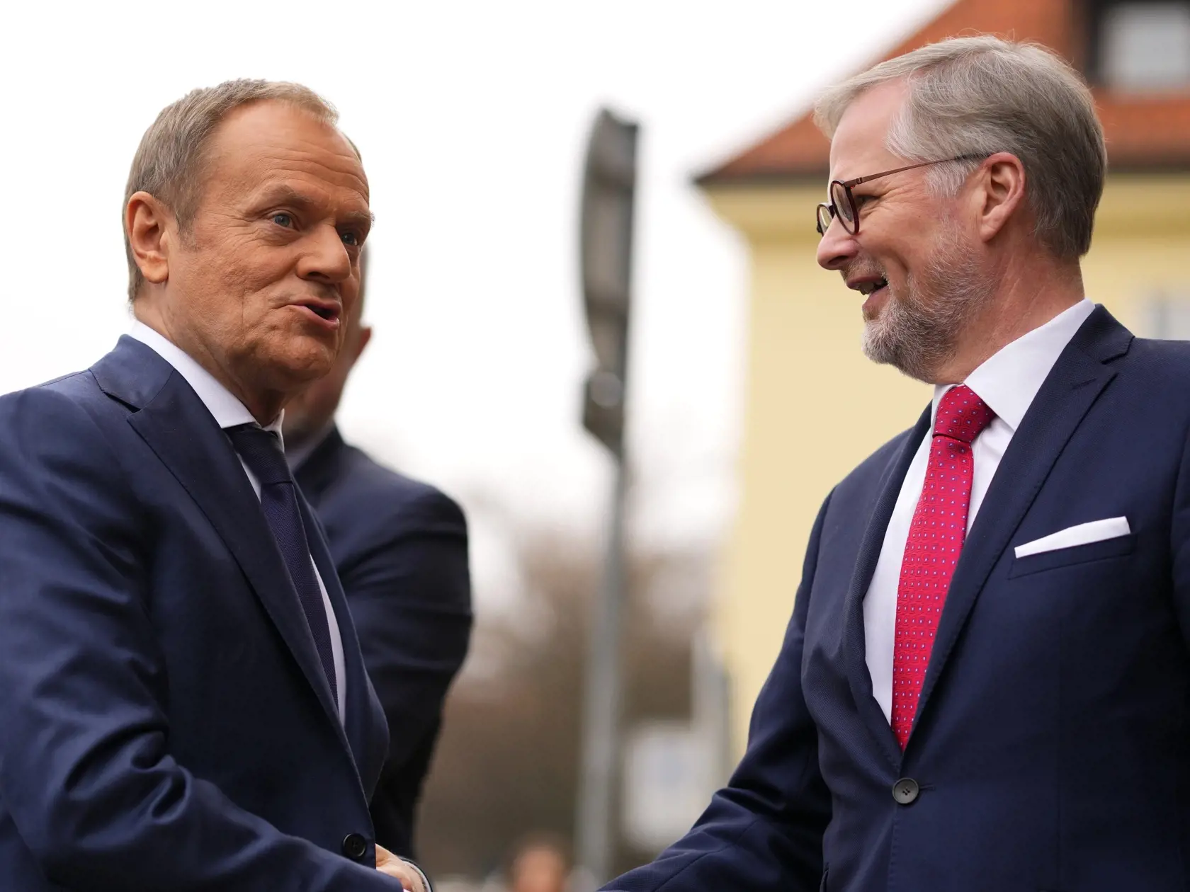 Český premiér Petr Fiala (vpravo) víta poľského premiéra Donalda Tuska počas príchodu na summit predsedov vlád Vyšehradskej štvorky (V4) v utorok 27. februára 2024 v Prahe.