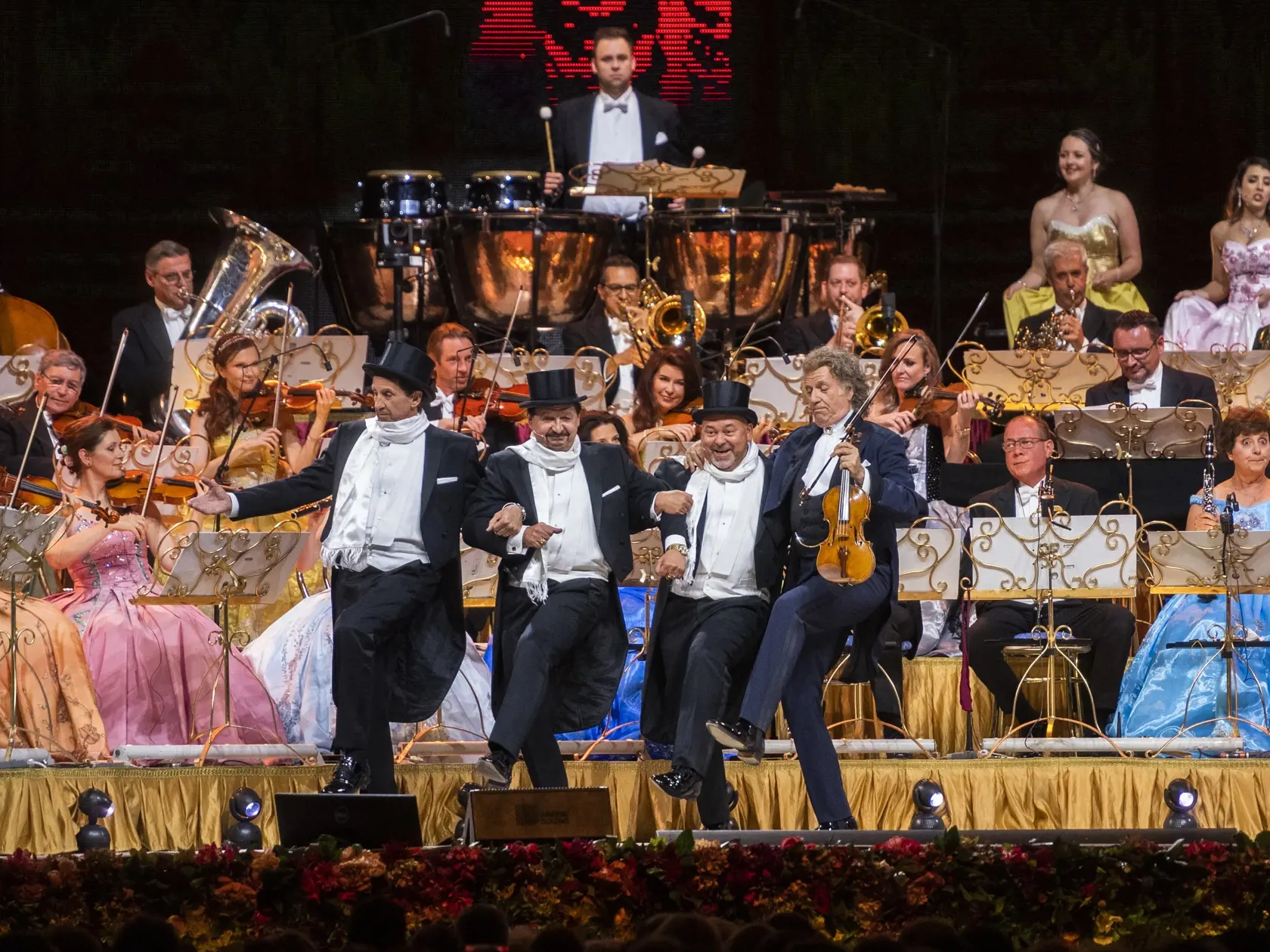 Na snímke holandský huslista a skladateľ André Rieu (vpravo) vystupuje spolu so svojím 60-členným súkromným orchestrom Johann Strauss Orchestra počas koncertu na Zimnom štadióne Ondreja Nepelu 31. mája 2022 v Bratislave. FOTO TASR - Jaroslav Novák