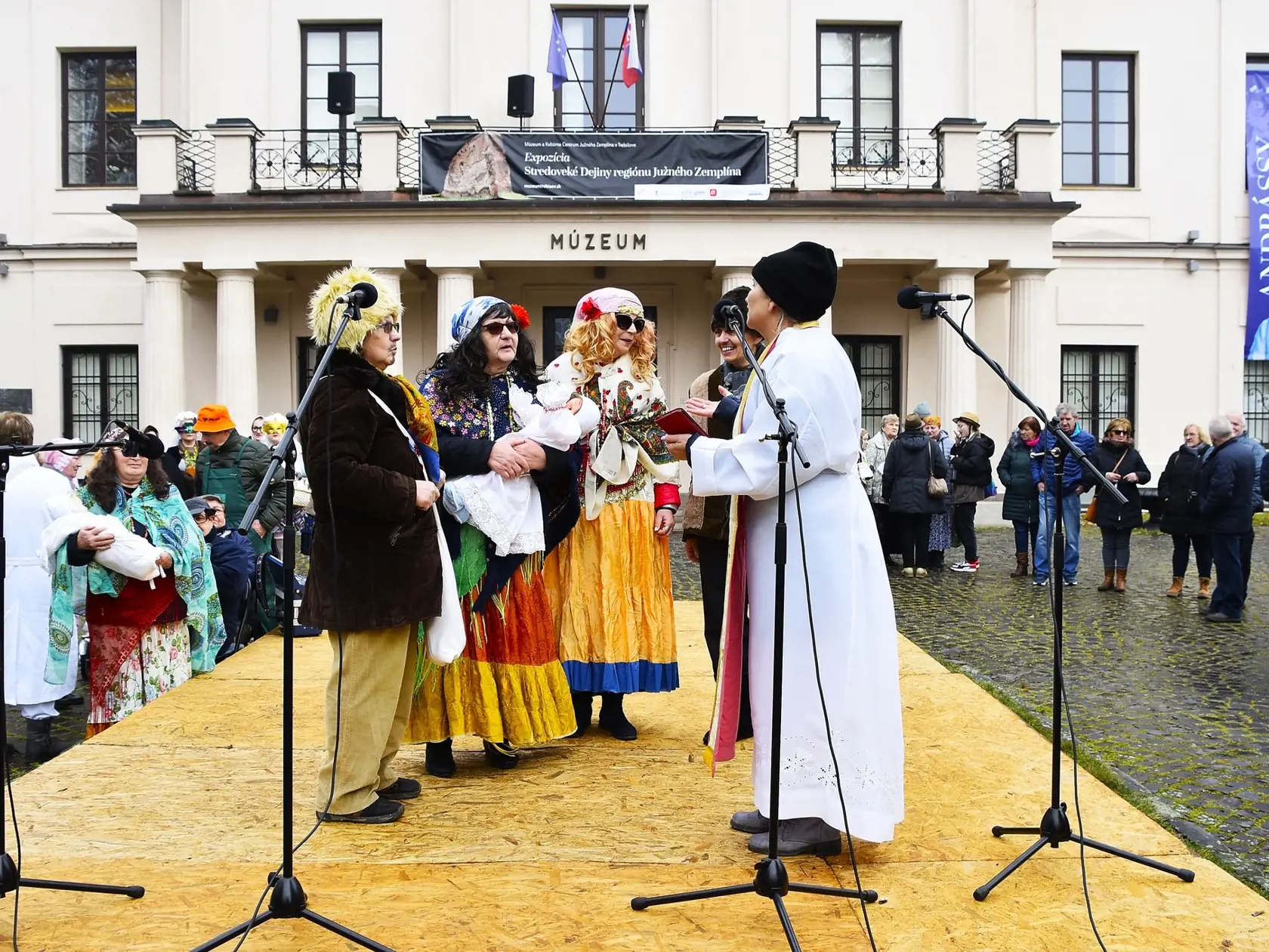 Fašiangový sprievod v Trebišove.
