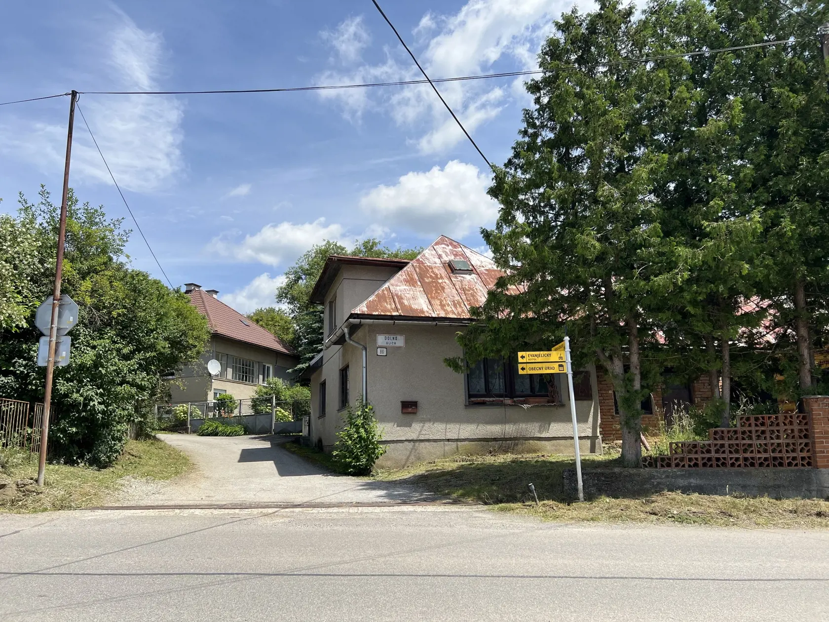 Starostka poukazuje aj na ďalší problém - kompostoviská biologicko-rozložiteľného kuchynského odpadu v záhradách rodinných domov. “Ministerstvo životného prostredia nám prikázalo, aby ich mali rodinné domy v záhradách. No aj tie môžu lákať medvede. Keď sme občanom zadali, aby si kompostoviská povinne zabezpečili, mnohí to z tohto dôvodu odmietli. Pred dvomi rokmi som to načrtla aj vtedajšiemu ministrovi,” vysvetľuje.
