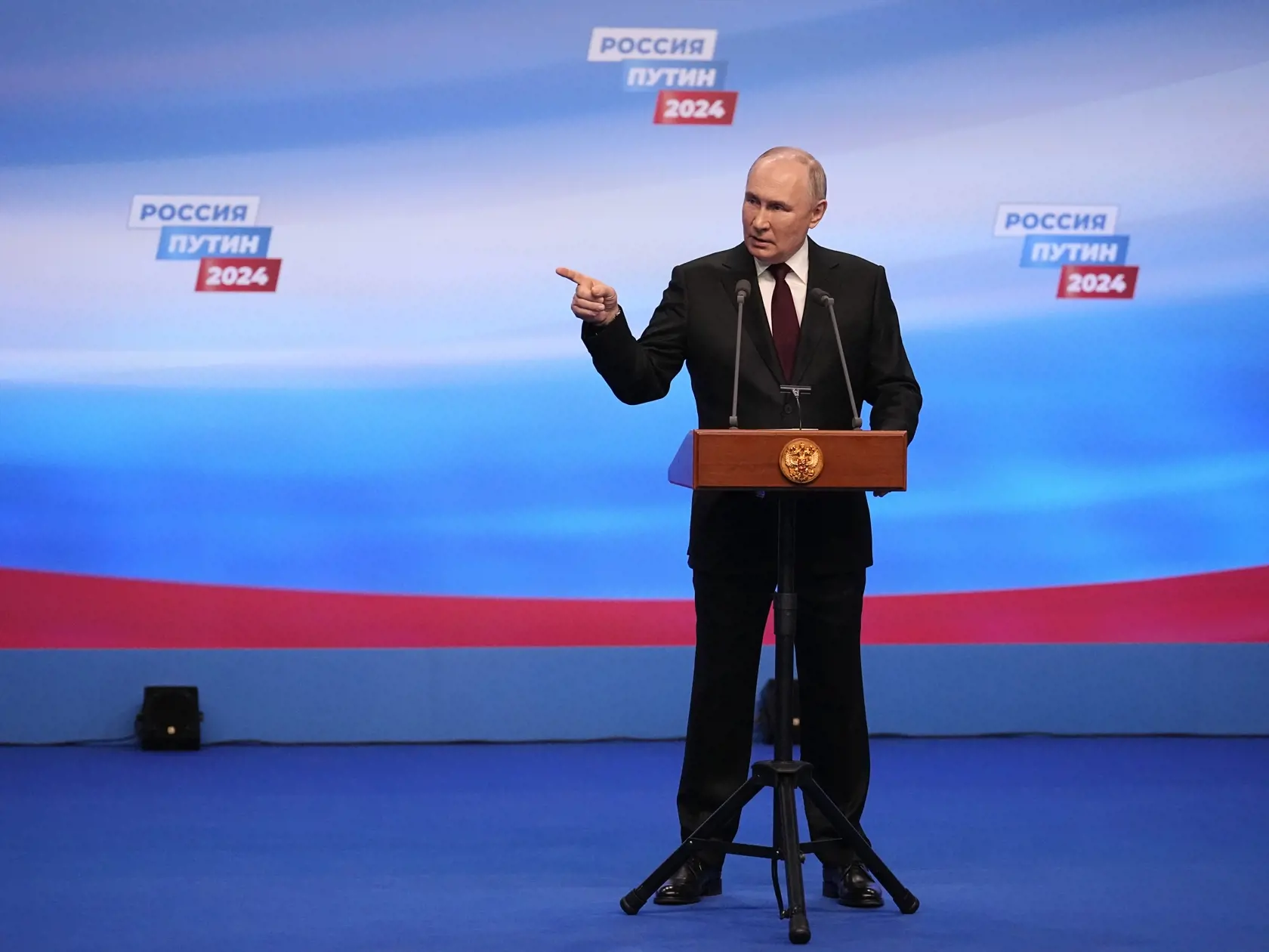 WA 6 Moskva - Ruský prezident Vladimir Putin gestikuluje na tlačovej konferencii po zverejnení exit pollov a prvých výsledkov prezidentských volieb  vo svojom hlavnom volebnom stane v Moskve v pondelok 18. marca 2024. FOTO TASR/AP


Russian President Vladimir Putin gestures while speaking on a visit to his campaign headquarters after a presidential election in Moscow, early Monday, March 18, 2024. (AP Photo/Alexander Zemlianichenko)