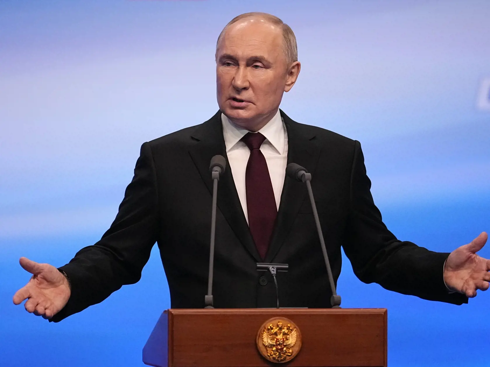 WA 5 Moskva - Ruský prezident Vladimir Putin gestikuluje na tlačovej konferencii po zverejnení exit pollov a prvých výsledkov prezidentských volieb  vo svojom hlavnom volebnom stane v Moskve v pondelok 18. marca 2024. FOTO TASR/AP


Russian President Vladimir Putin gestures while speaking on a visit to his campaign headquarters after a presidential election in Moscow, Russia, early Monday, March 18, 2024. (AP Photo/Alexander Zemlianichenko)