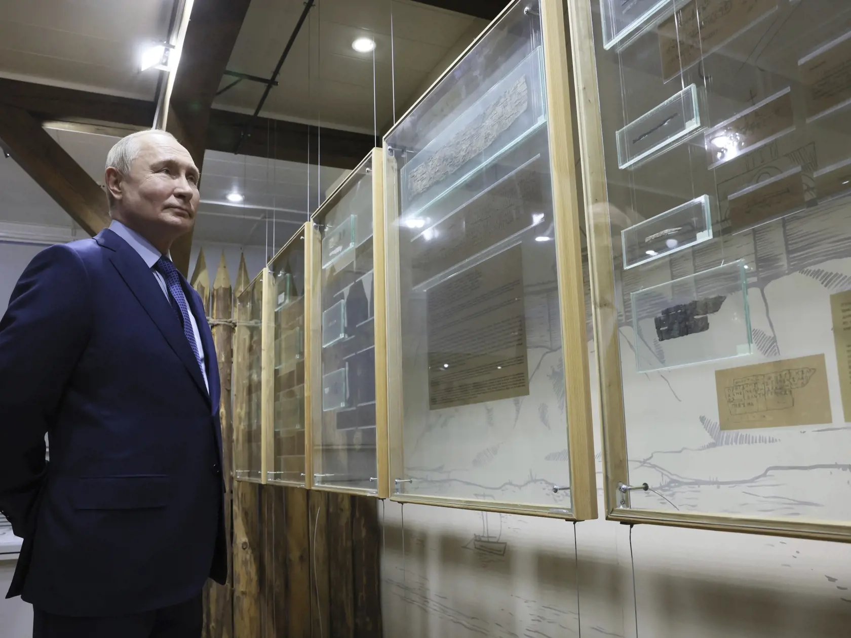 JB 21 Toržok - Ruský prezident Vladimir Putin si prezerá výstavu o histórii a etnografii Ruska v Múzeu Arcade počas jeho návštevy Požarského komplexu múzeí v ruskom meste Toržok, v Tverskej oblasti 217 km severozápadne od Moskvy 27. marca 2024. FOTO TASR/AP  

Russian President Vladimir Putin visits the Museum Arcade exhibition complex of the All-Russian Museum of History and Ethnography in Torzhok, Tver region, 217 km (136 miles) north-west of Moscow, Russia, Wednesday, March 27, 2024. (Mikhail