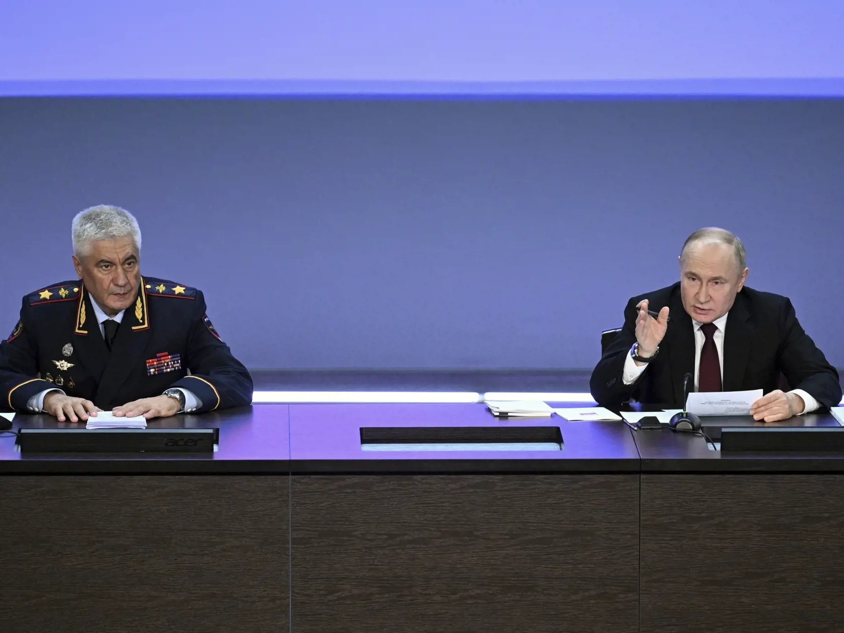 EBE 22 Moskva - Na snímke vpravo ruský prezident Vladimir Putin na výročnom zasadnutí Rady ruského ministerstva vnútra v Moskve v utorok 2. apríla 2024. Vpravo sedí ruský minister vnútra Vladimir Kolokolcev. FOTO TASR/AP

Russian President Vladimir Putin, right, speaks as Russian Interior Minister Vladimir Kolokoltsev sits near during the annual meeting of Russian Interior Ministry Board in Moscow, Russia, Tuesday, April 2, 2024. (Pavel Bednyakov, Sputnik, Kremlin Pool Photo via AP)
