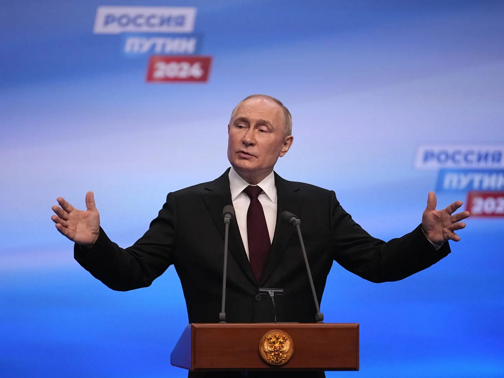 WA 3 Moskva - Ruský prezident Vladimir Putin gestikuluje na tlačovej konferencii po zverejnení exit pollov a prvých výsledkov prezidentských volieb  vo svojom hlavnom volebnom stane v Moskve v pondelok 18. marca 2024. FOTO TASR/AP


Russian President Vladimir Putin speaks on a visit to his campaign headquarters after a presidential election in Moscow, early Monday, March 18, 2024. (AP Photo/Alexander Zemlianichenko)