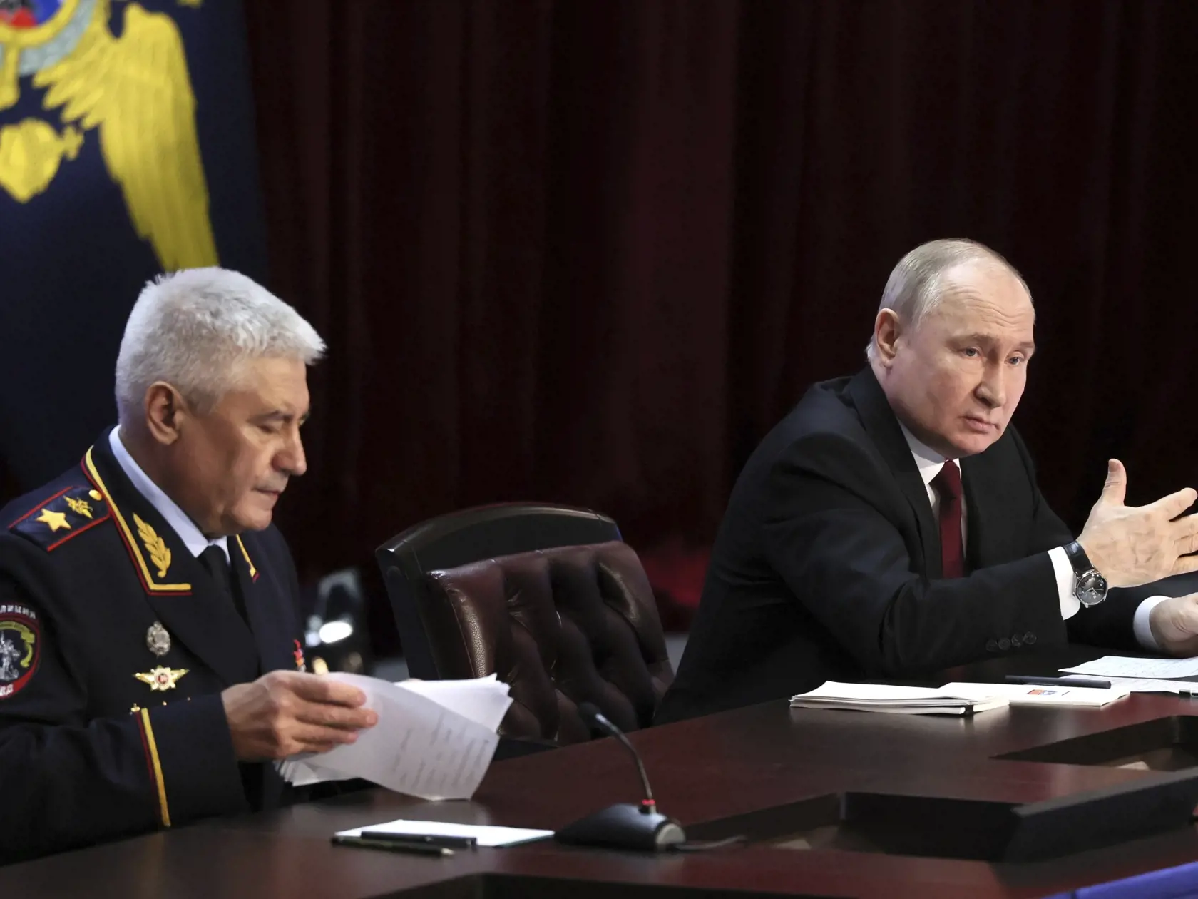 EBE 21 Moskva - Na snímke vpravo ruský prezident Vladimir Putin na výročnom zasadnutí Rady ruského ministerstva vnútra v Moskve v utorok 2. apríla 2024. Vpravo sedí ruský minister vnútra Vladimir Kolokolcev. FOTO TASR/AP

Russian President Vladimir Putin, right, gestures while speaking as Russian Interior Minister Vladimir Kolokoltsev sits near during the annual meeting of Russian Interior Ministry Board in Moscow, Russia, Tuesday, April 2, 2024. (Sergei Savostyanov, Sputnik, Kremlin Pool Photo 