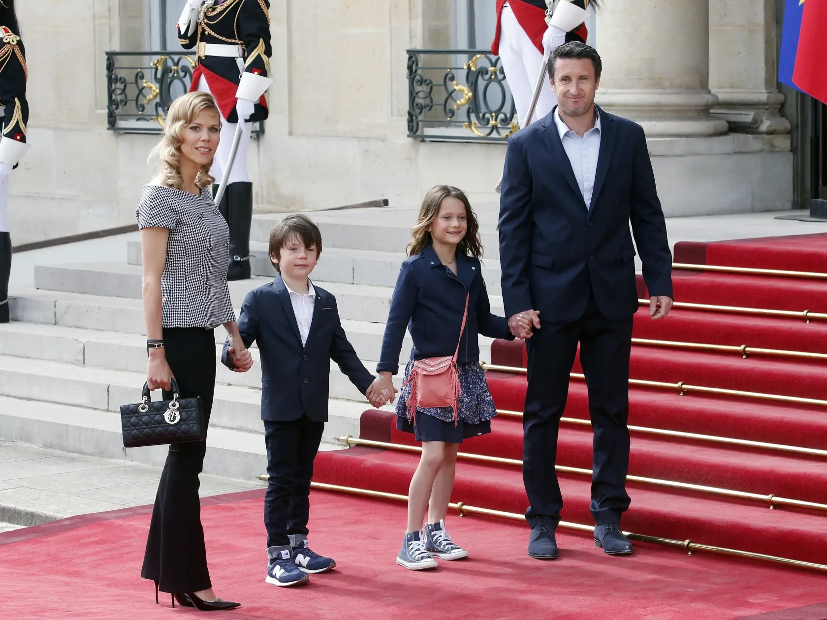 Tiphaine Auzière prišla na ceremoniál do Elyzejského paláca so svojou rodinou.