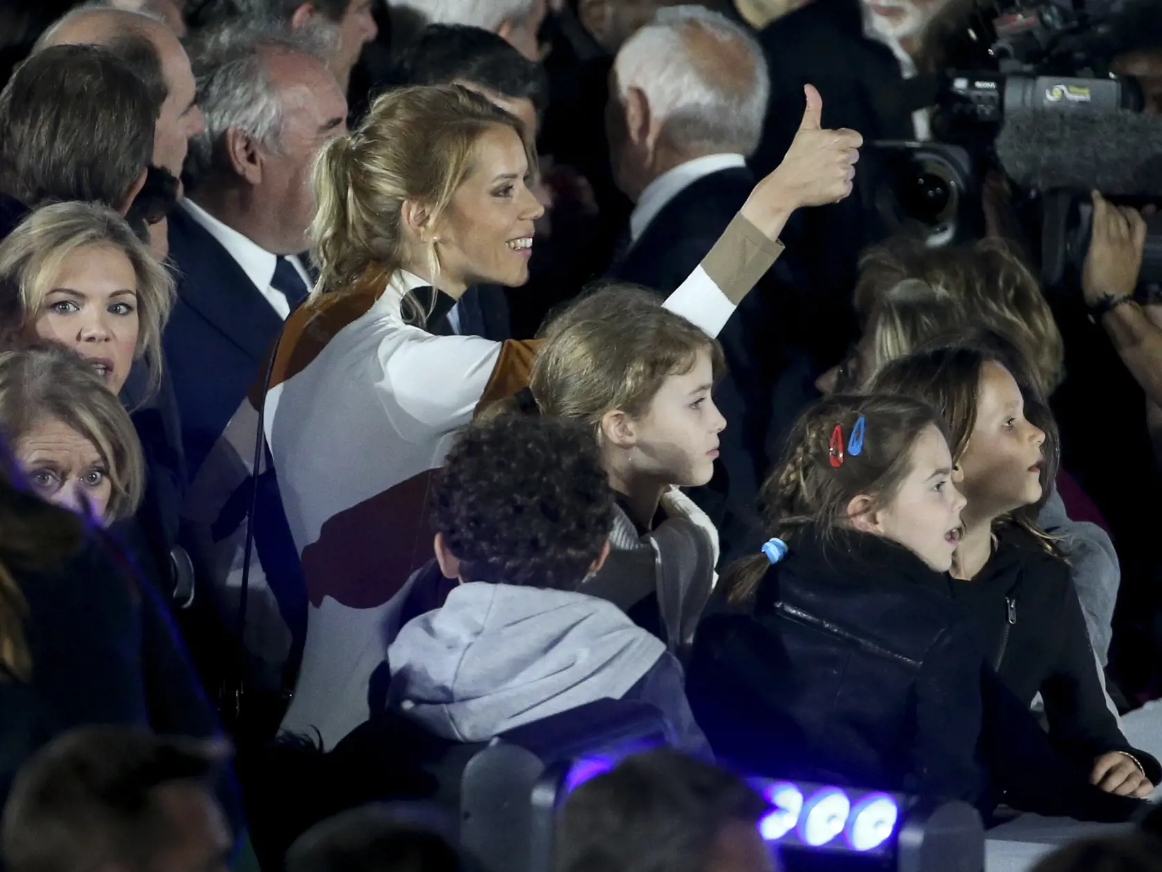 Tiphaine Auzière (38), od ktorej je staronový francúzsky prezident Emmanuel Macron (44) len o šesť rokov starší, prišla po oznámení výsledkov volieb podporiť mamu Brigitte (69) aj nevlastného otca. Sprevádzala ju aj jej staršia sestra Laurence (45).