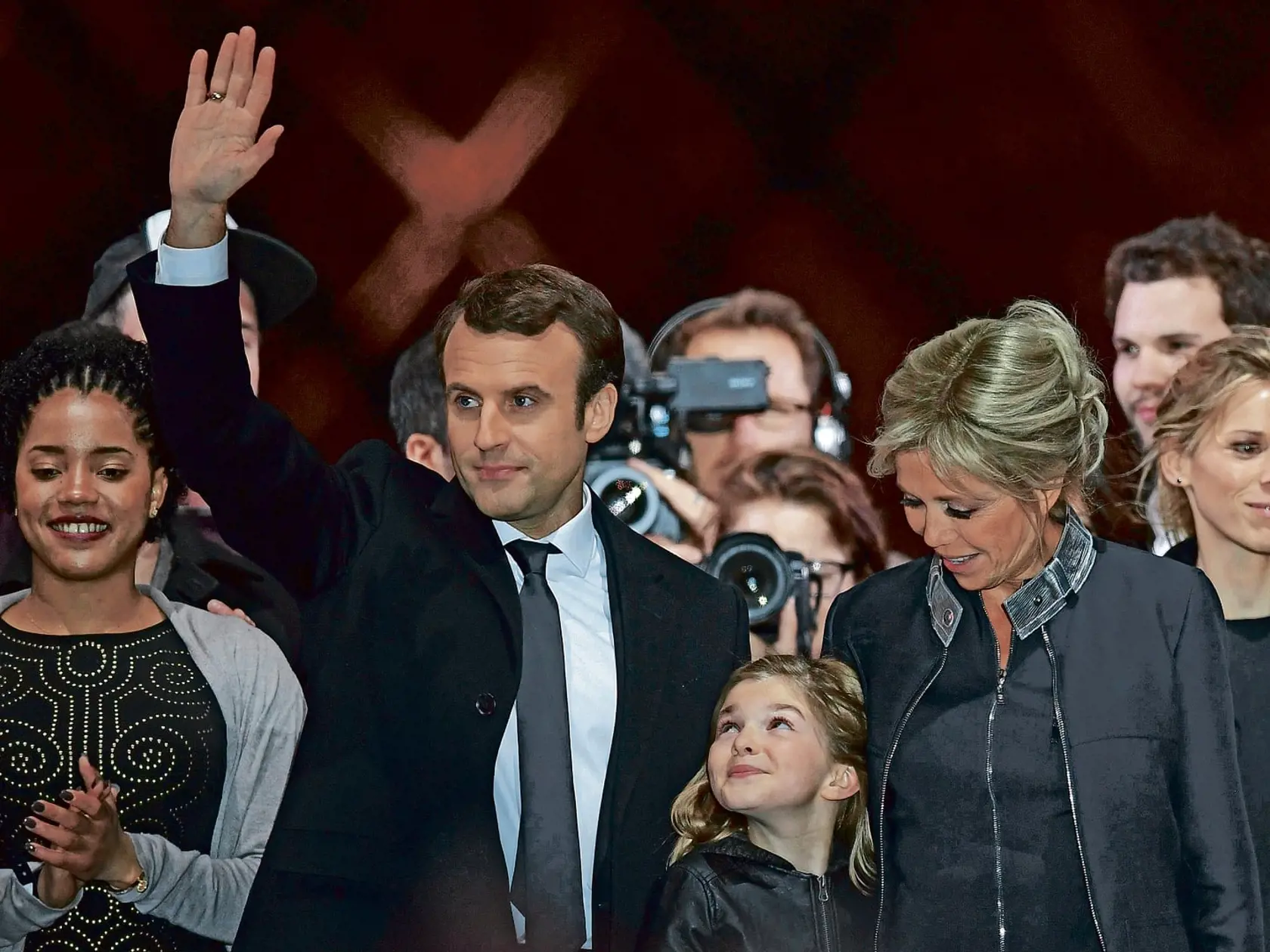 Vlastné deti nepotrebuje: Emmanuel Macron s manželkou Brigitte, jej dcérou Tiphaine Auzierovou, vpravo, a vnučkou Emmou.