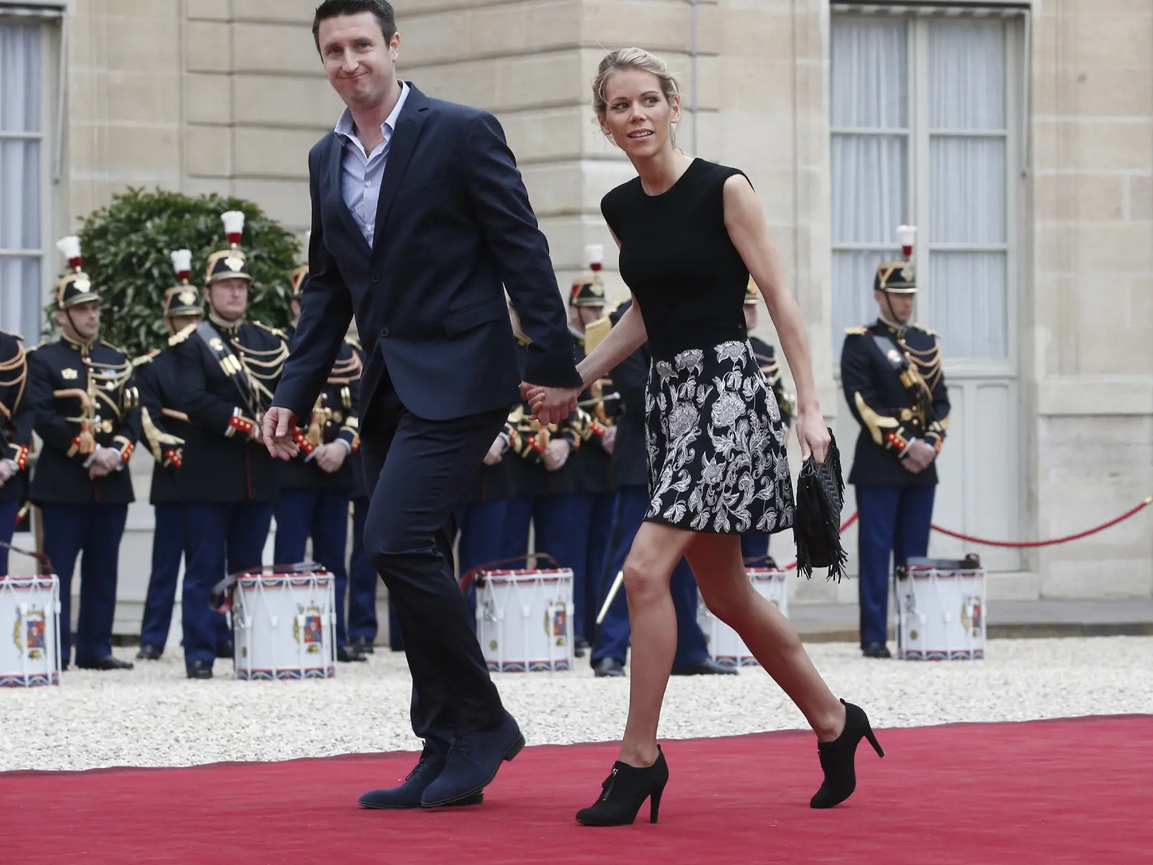 Ďalšia z dcér Brigiite, Tiphaine Auziereová prišla so svojim partnerom. Ani ona francúzsky šarm nezaprela.