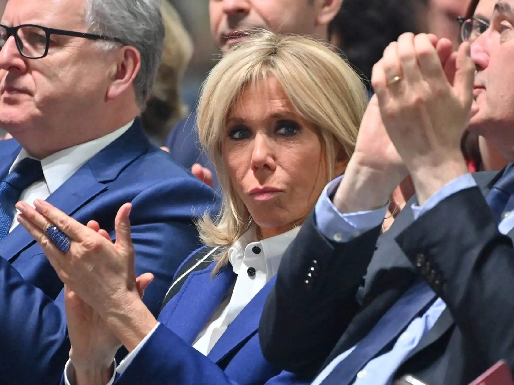 Príliš detailné foto Brigitte Macron z predvolebného mítingu Emmanuela Macrona.